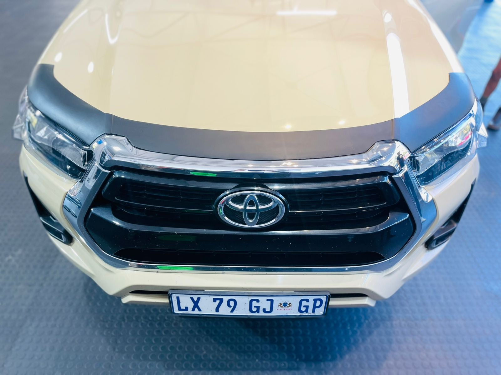 Bonnet guard HILUX 2021+ stick on Matt black