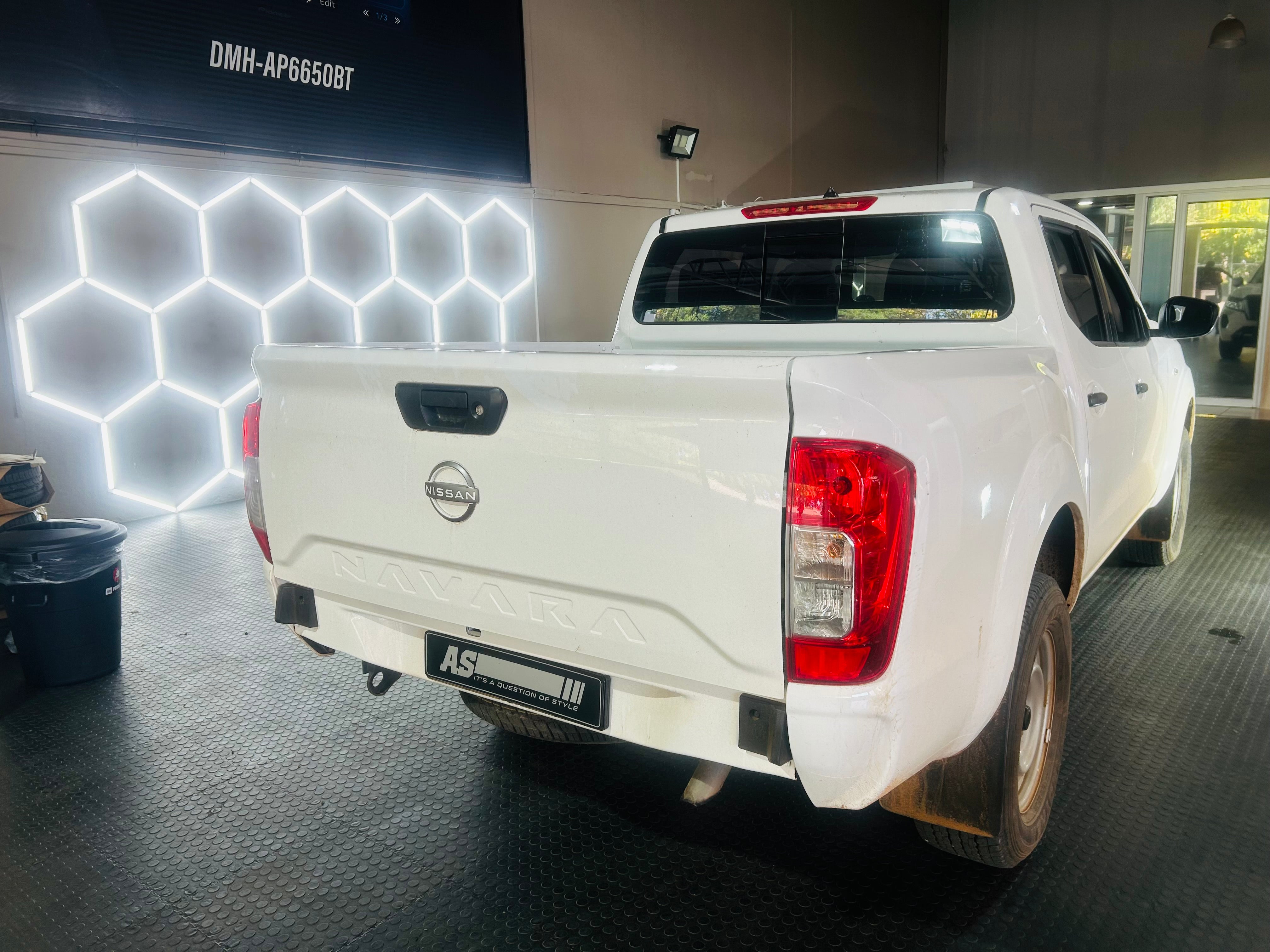 NISSAN NAVARA 2021+ OEM ROLL BAR & TONNEAU COVER PREOWNED