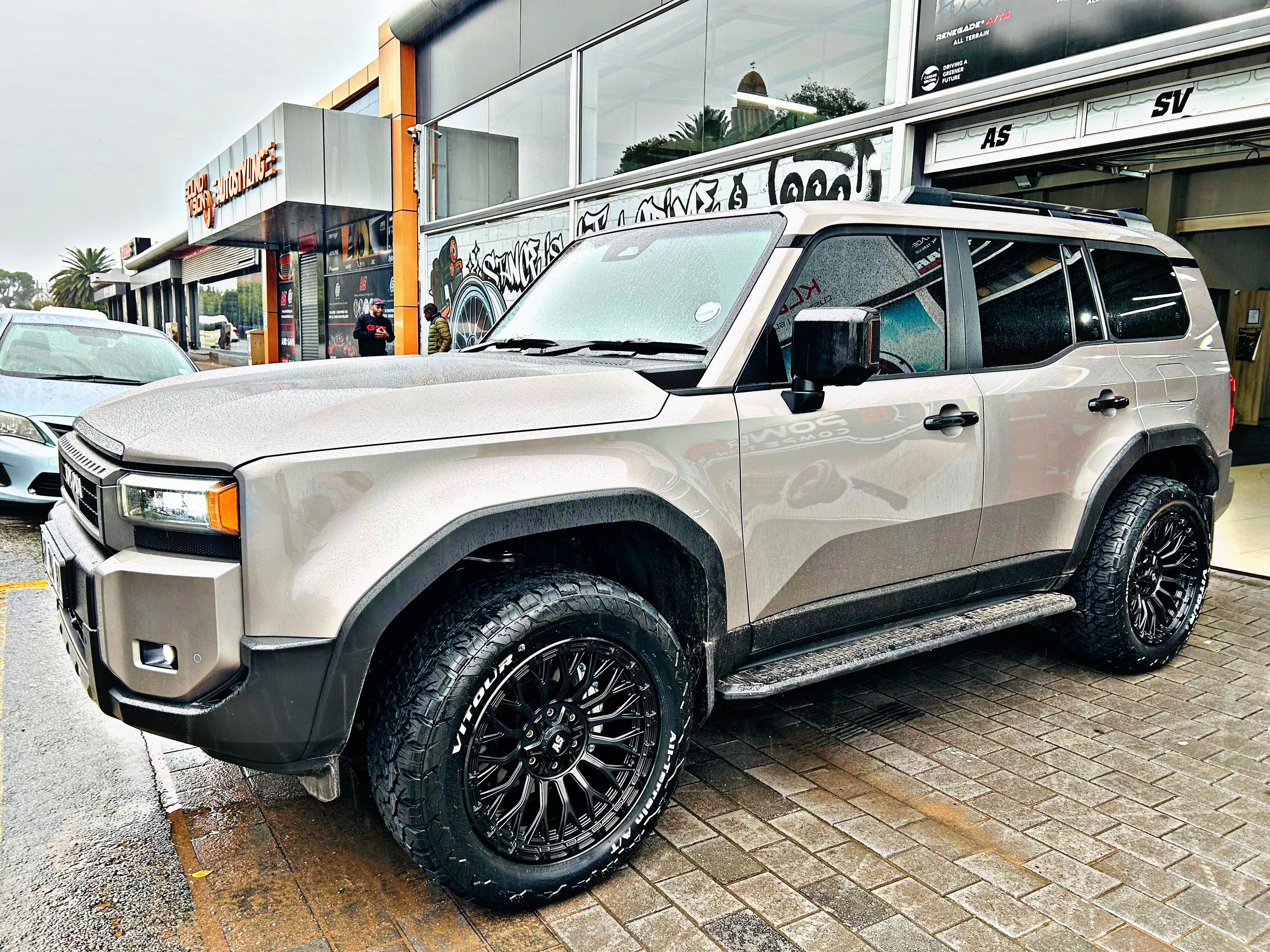 285/55/20 VITOUR ALL TERRAIN WHITE LETTERS