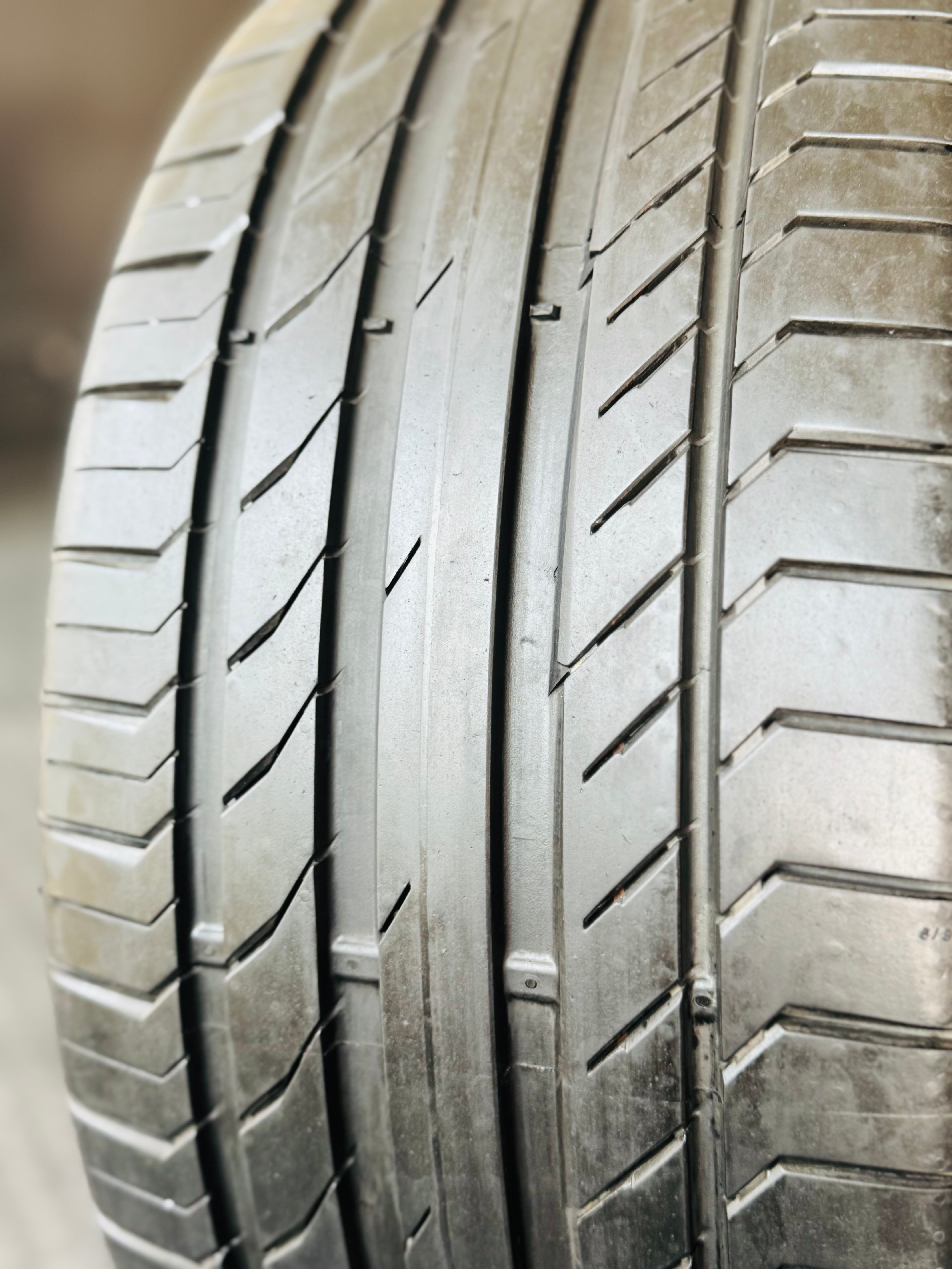 255/40/20 CONTINENTAL  SPORT with CONTI SEAL TECHNOLOGY CONTACT 5 TYRES  (USED) 90% TREAD sold in set of 2