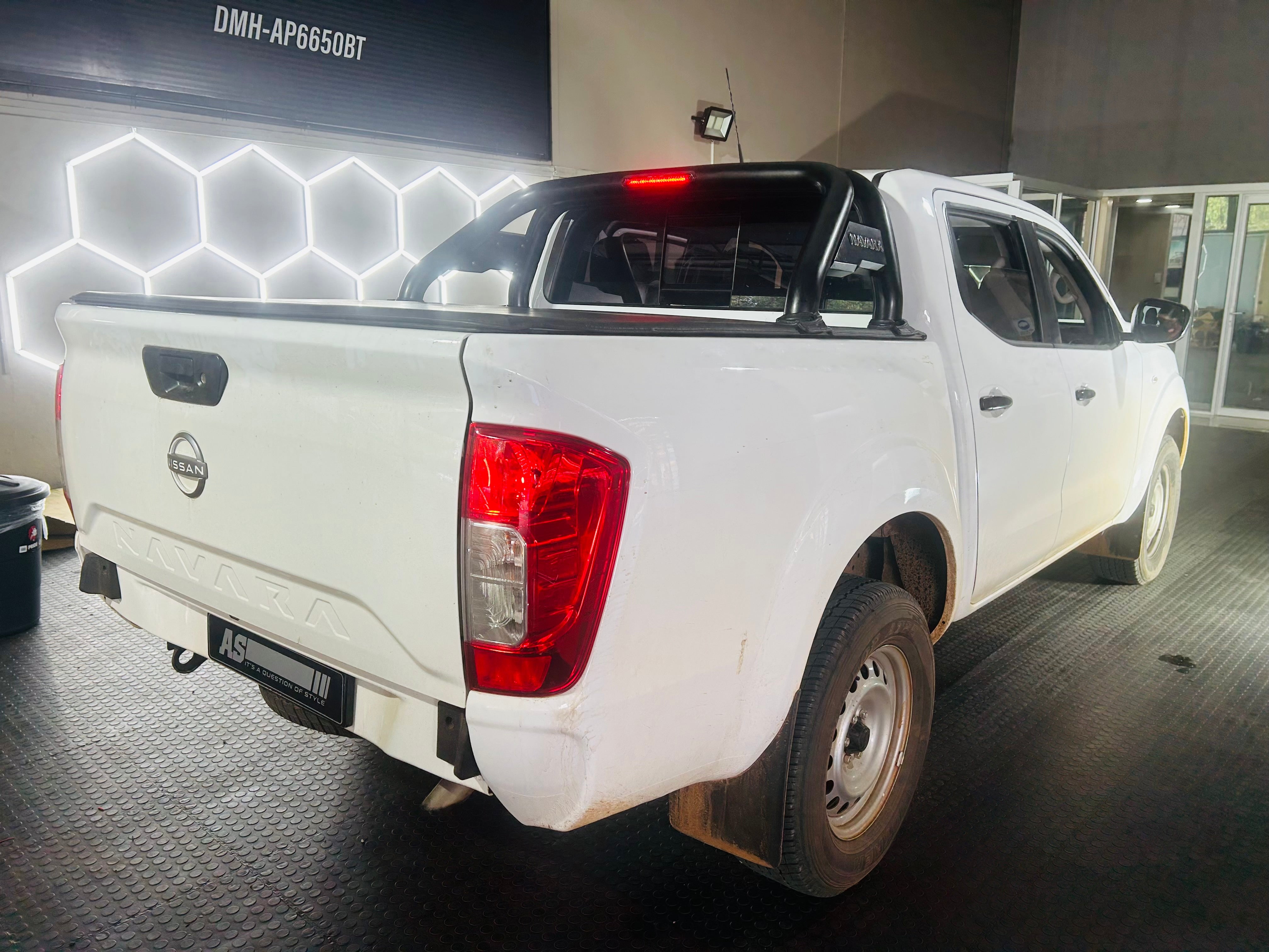 NISSAN NAVARA 2021+ OEM ROLL BAR & TONNEAU COVER PREOWNED