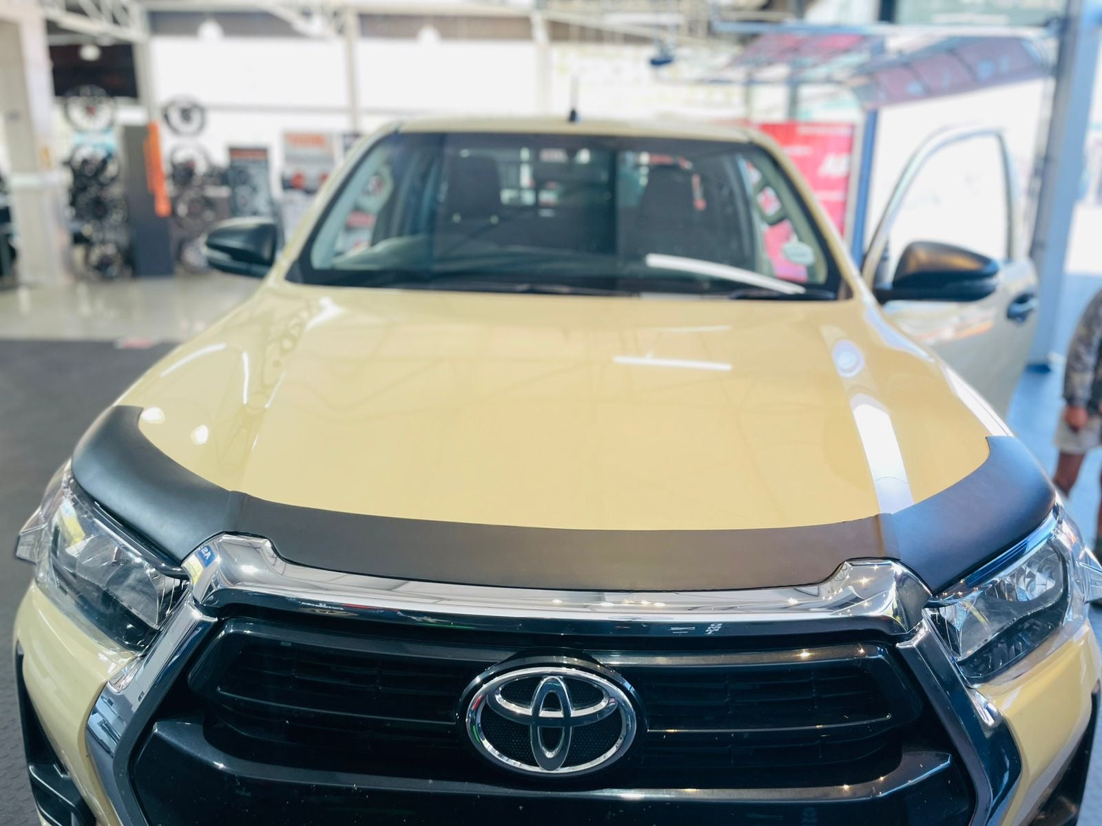 Bonnet guard HILUX 2021+ stick on Matt black