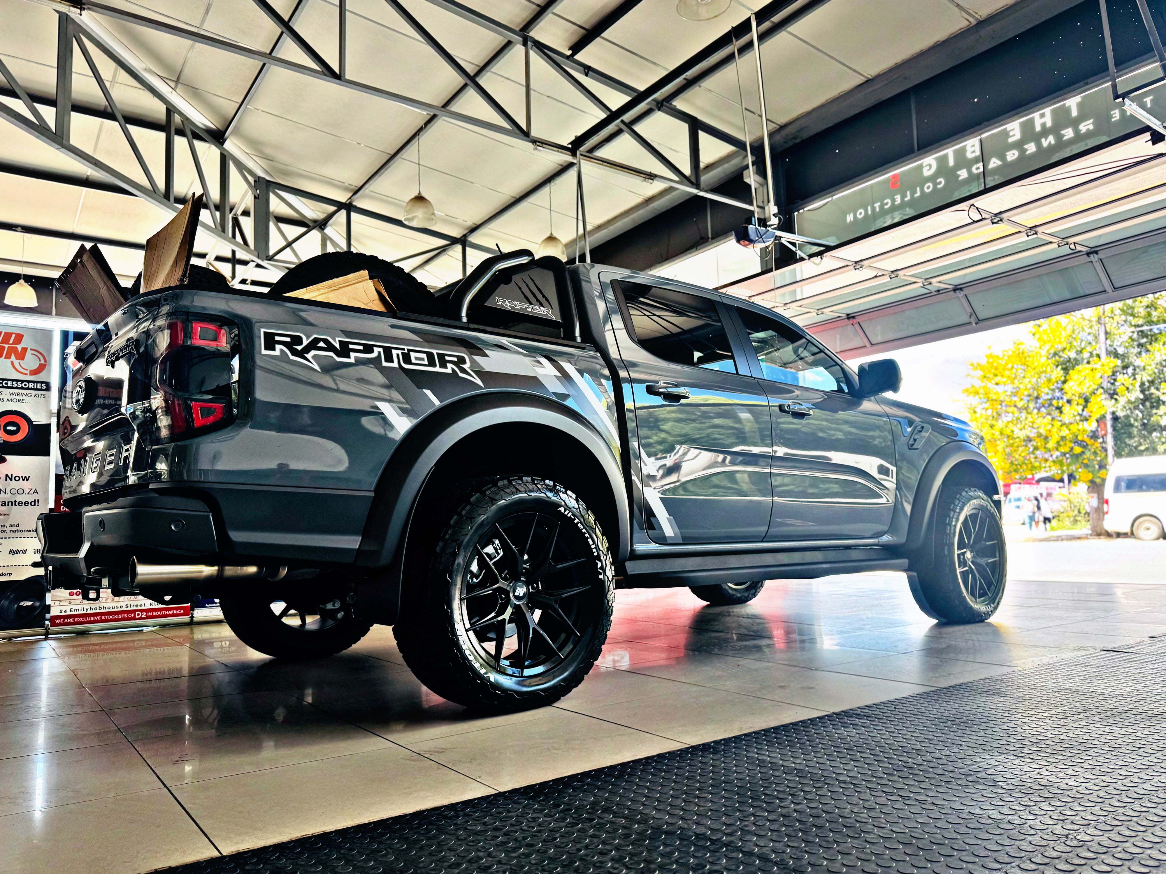 285/55/20 VITOUR ALL TERRAIN WHITE LETTERS