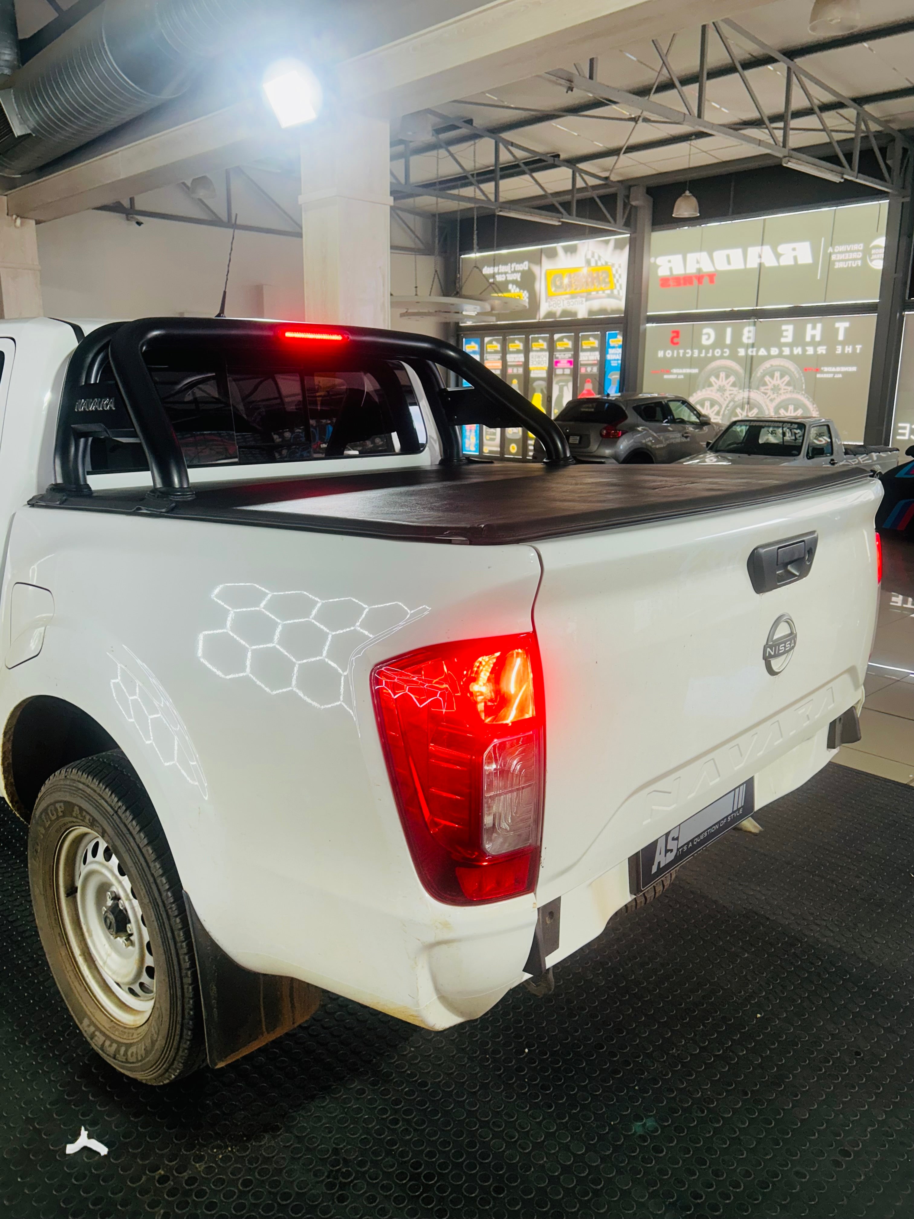NISSAN NAVARA 2021+ OEM ROLL BAR & TONNEAU COVER PREOWNED
