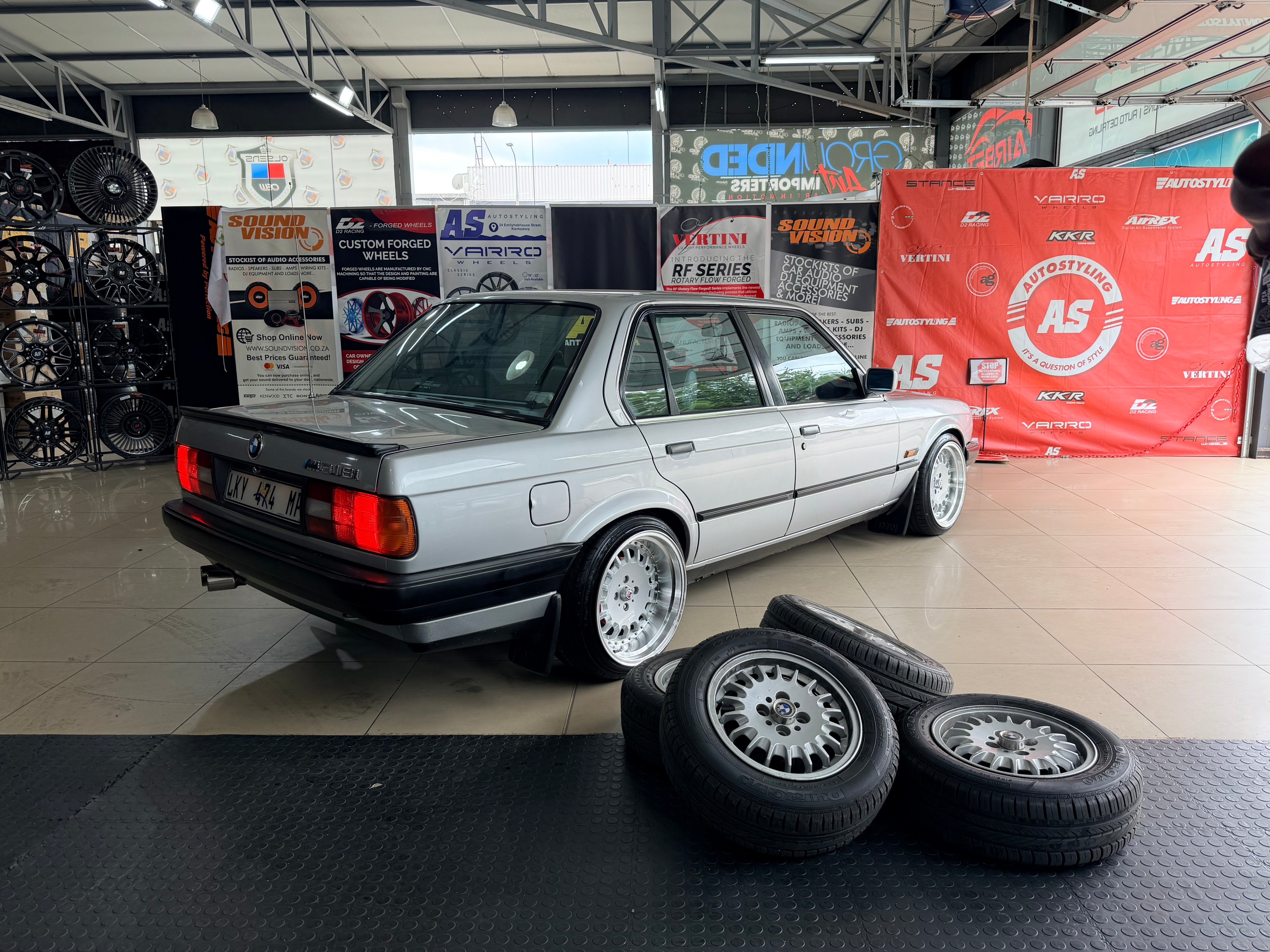 17” AS- E30 BOTTLE CAPS   8.5/10j 4/100  SILVER