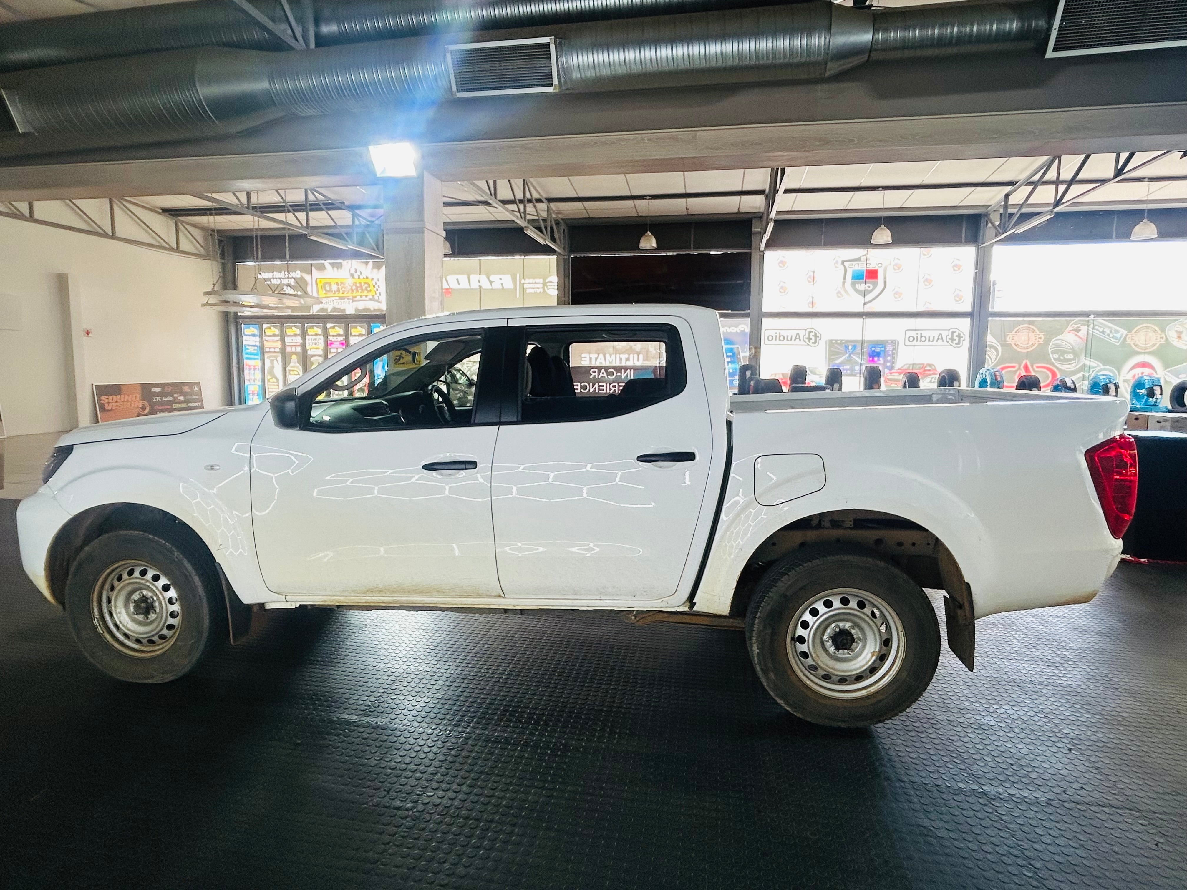 NISSAN NAVARA 2021+ OEM ROLL BAR & TONNEAU COVER PREOWNED