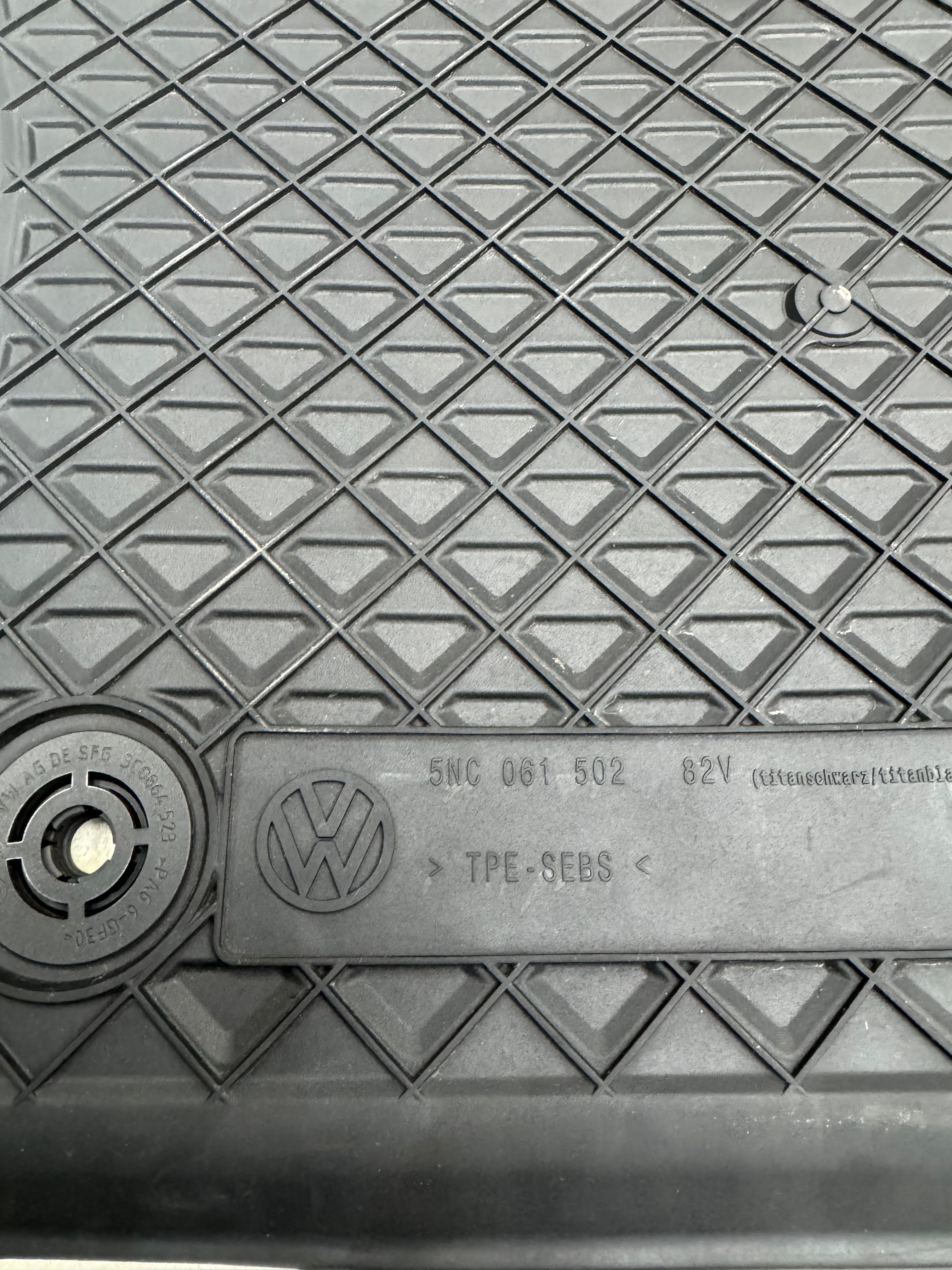 VW TIGUAN 2020+ OEM rubber mats ( PREOWNED )
