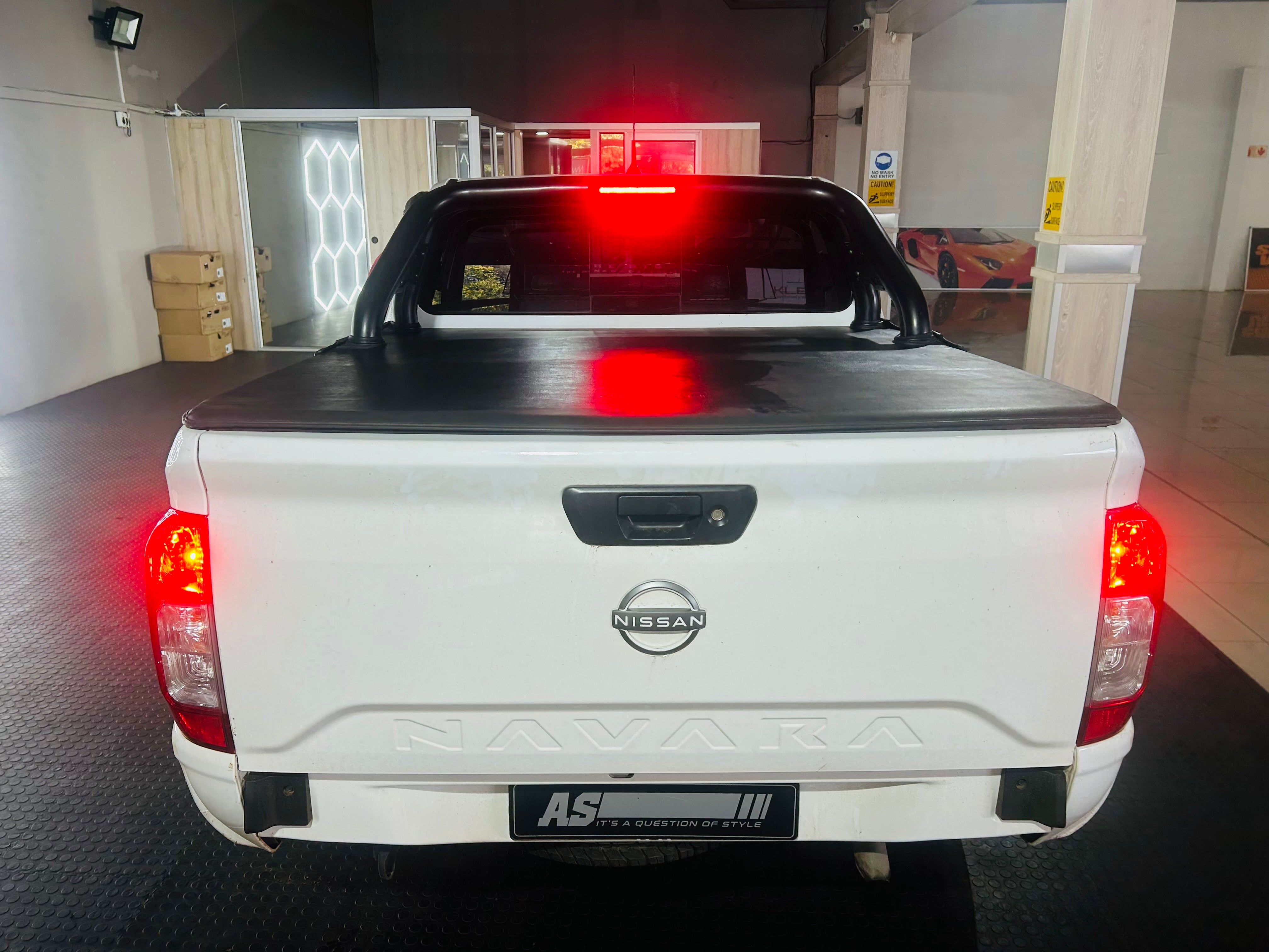 NISSAN NAVARA 2021+ OEM ROLL BAR & TONNEAU COVER PREOWNED