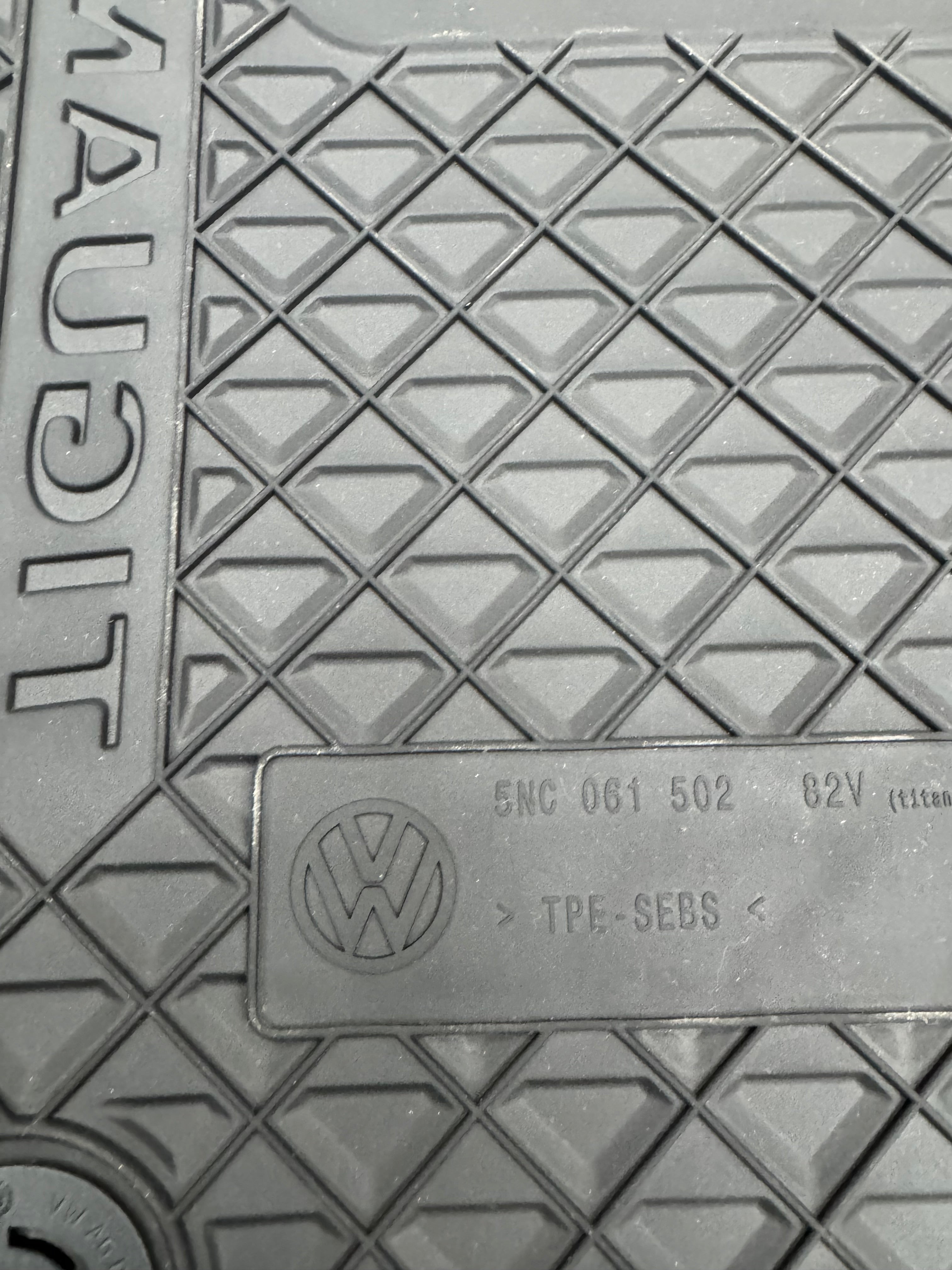 VW TIGUAN 2020+ OEM rubber mats ( PREOWNED )