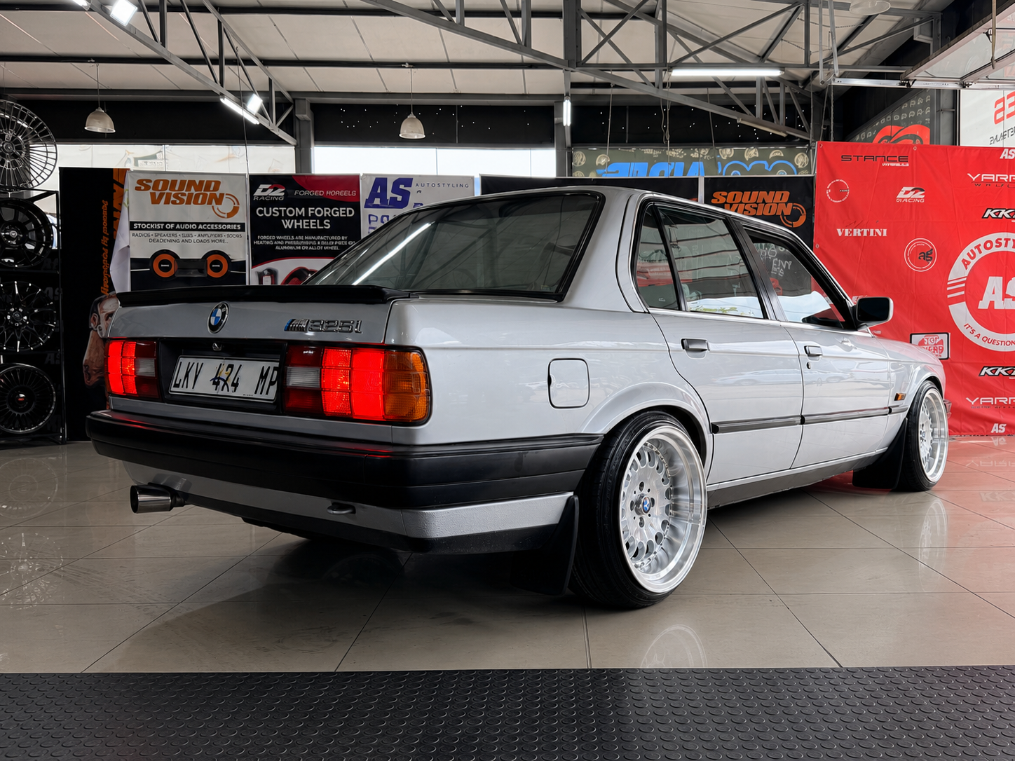 17” AS- E30 BOTTLE CAPS   8.5/10j 4/100  SILVER - Autostyling Klerksdorp