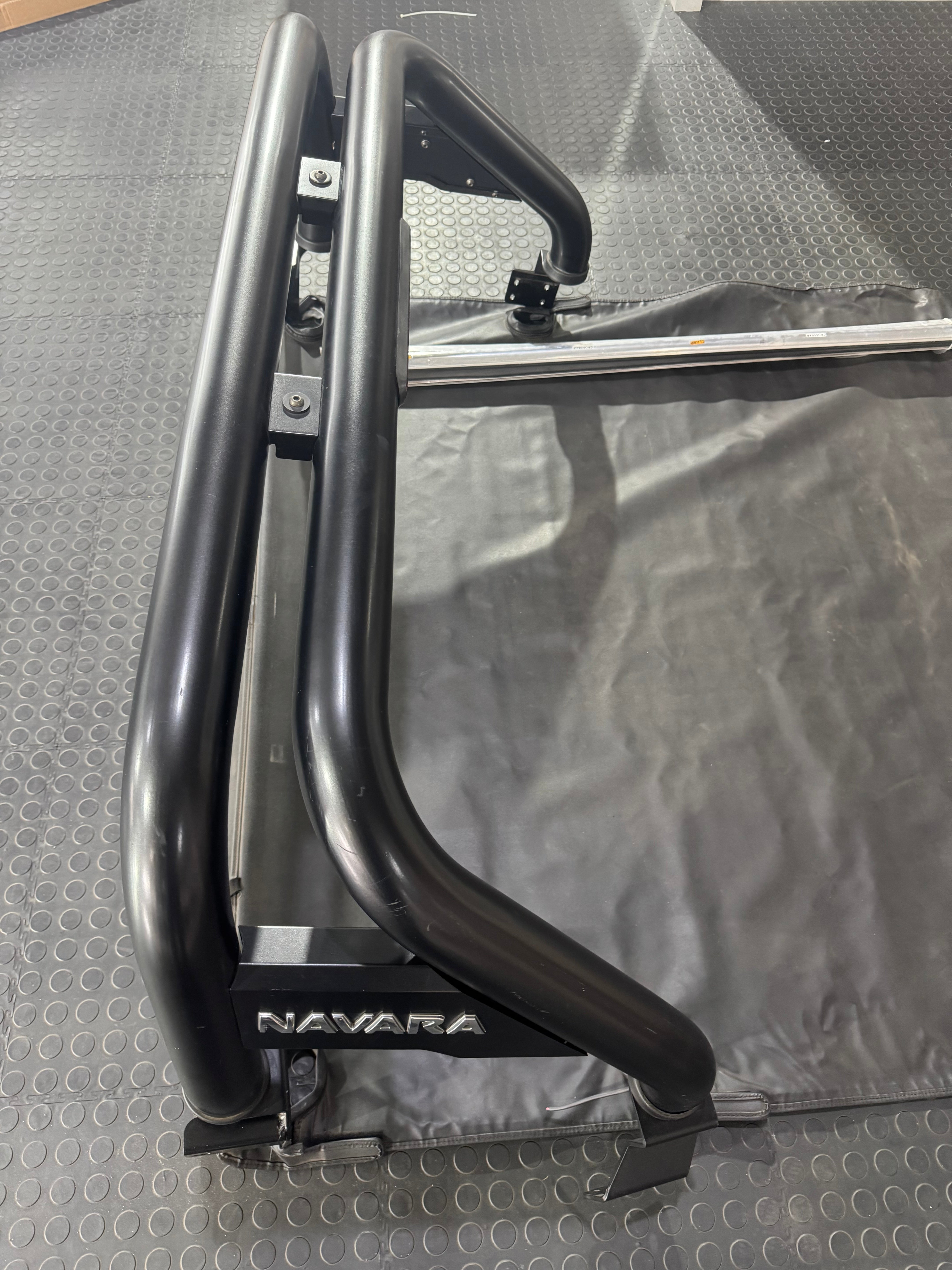 NISSAN NAVARA 2021+ OEM ROLL BAR & TONNEAU COVER PREOWNED