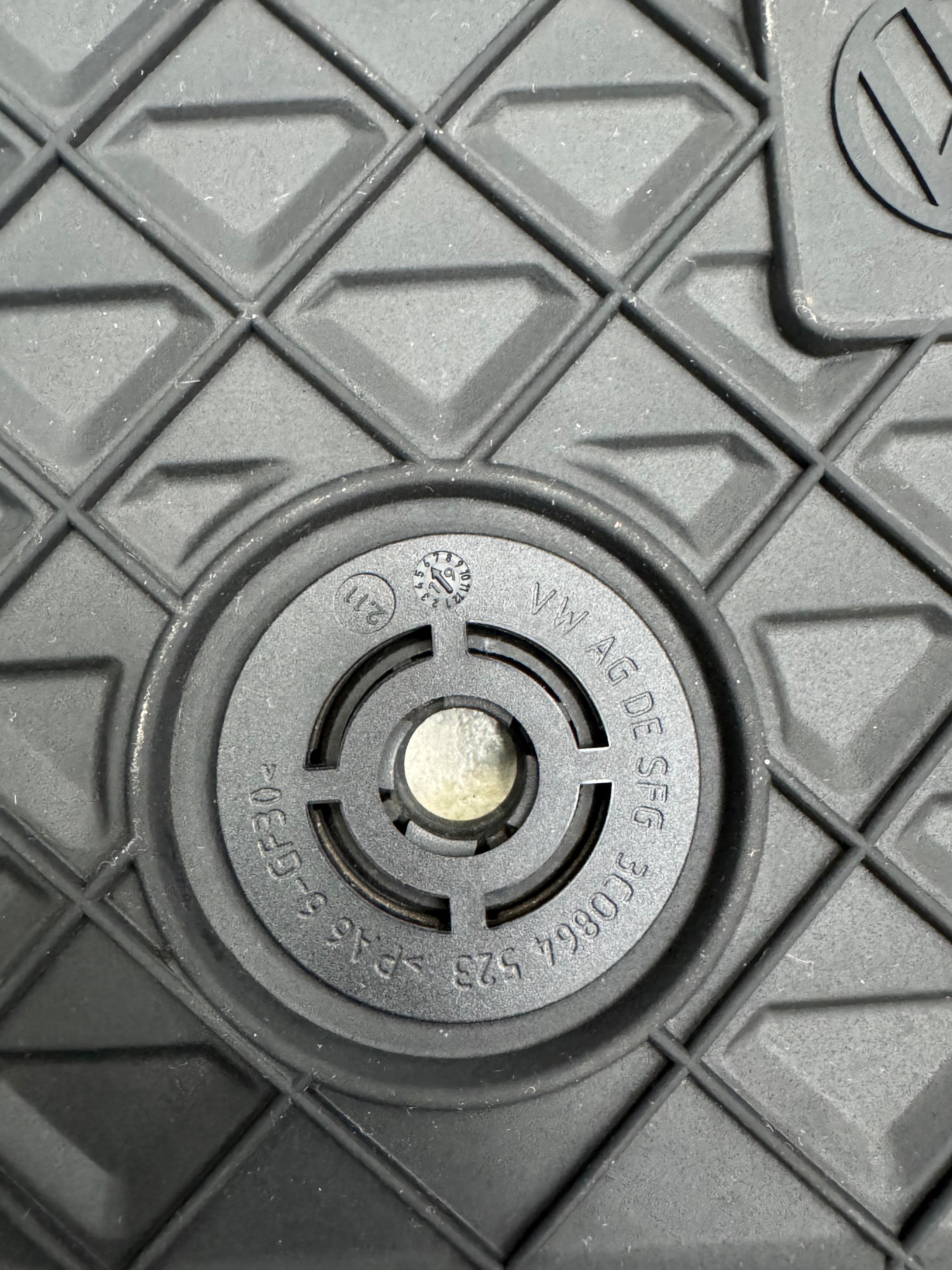 VW TIGUAN 2020+ OEM rubber mats ( PREOWNED )