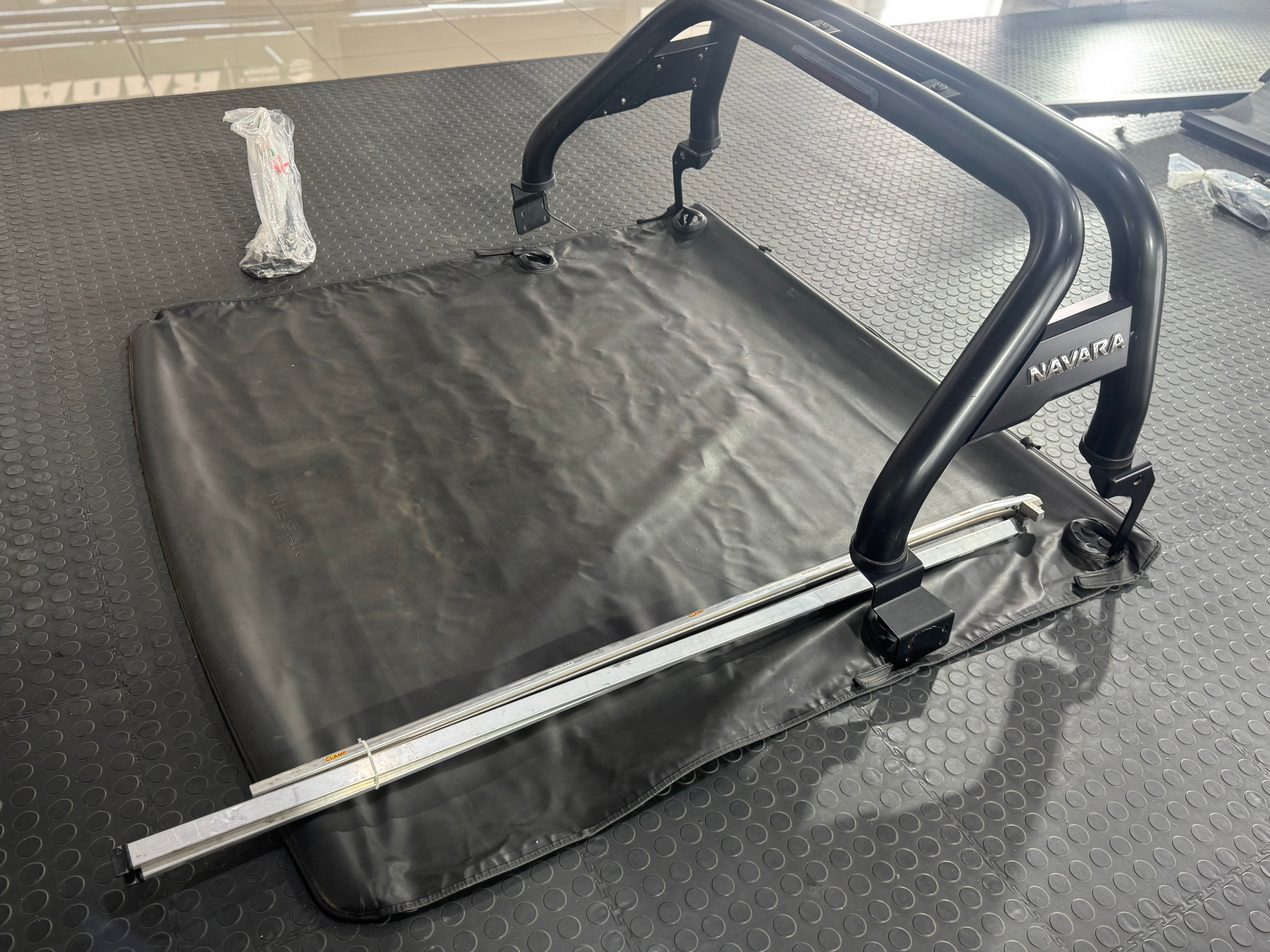 NISSAN NAVARA 2021+ OEM ROLL BAR & TONNEAU COVER PREOWNED