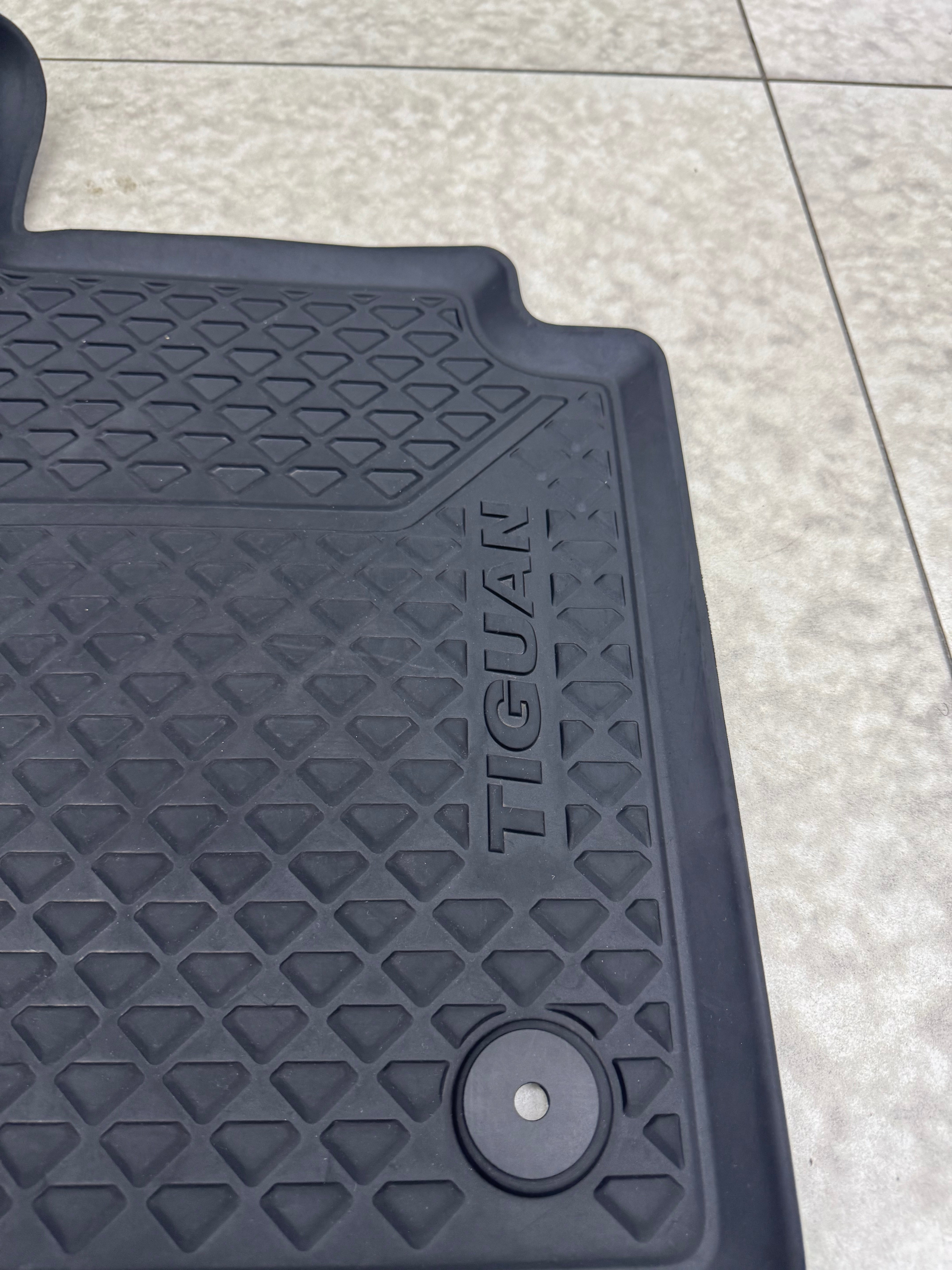VW TIGUAN 2020+ OEM rubber mats ( PREOWNED )