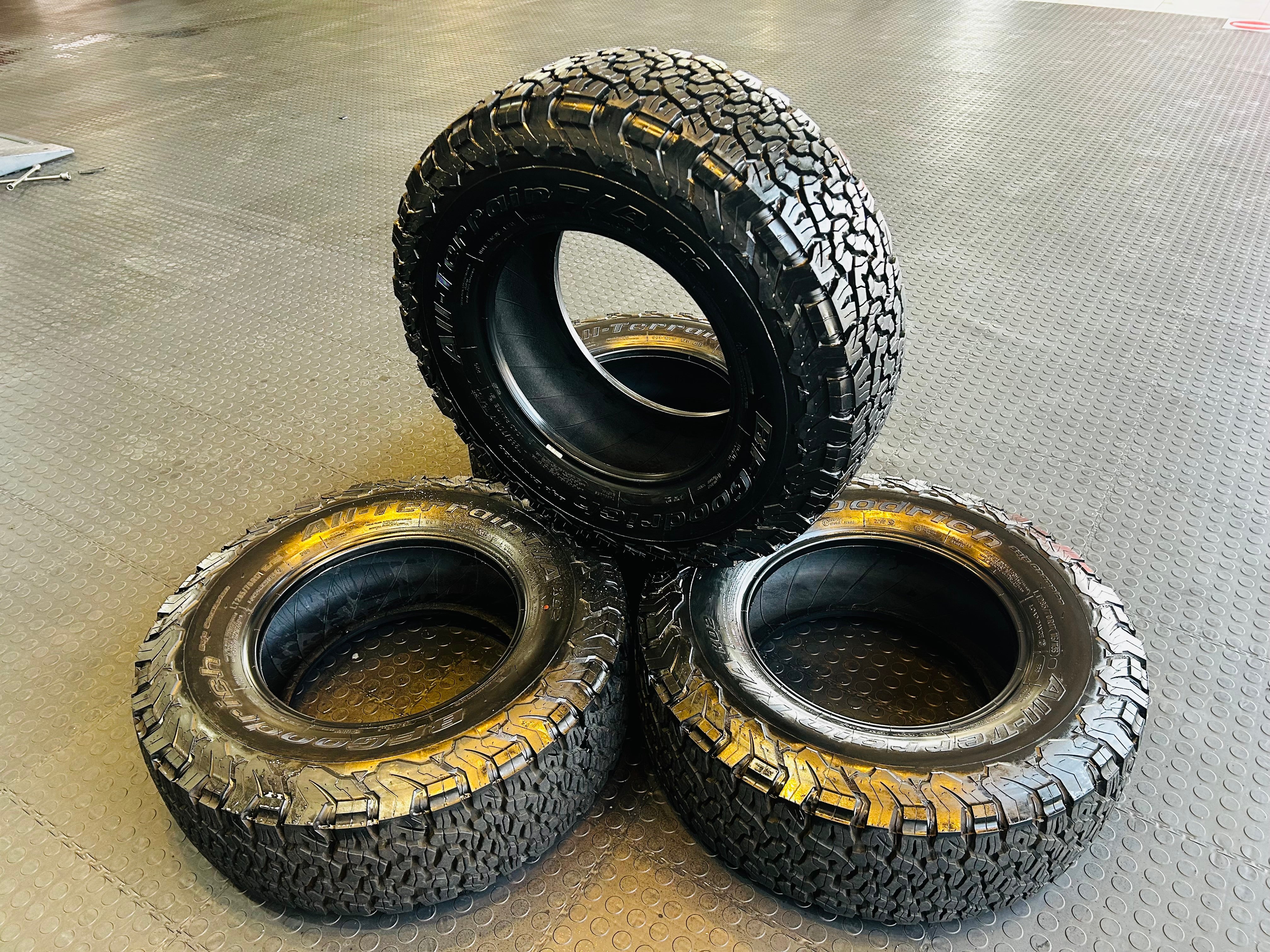 285/70/17  BF GOODRICH KO2 AT TYRES ( RAPTOR OEM TYRE) delivery mileage under 50km