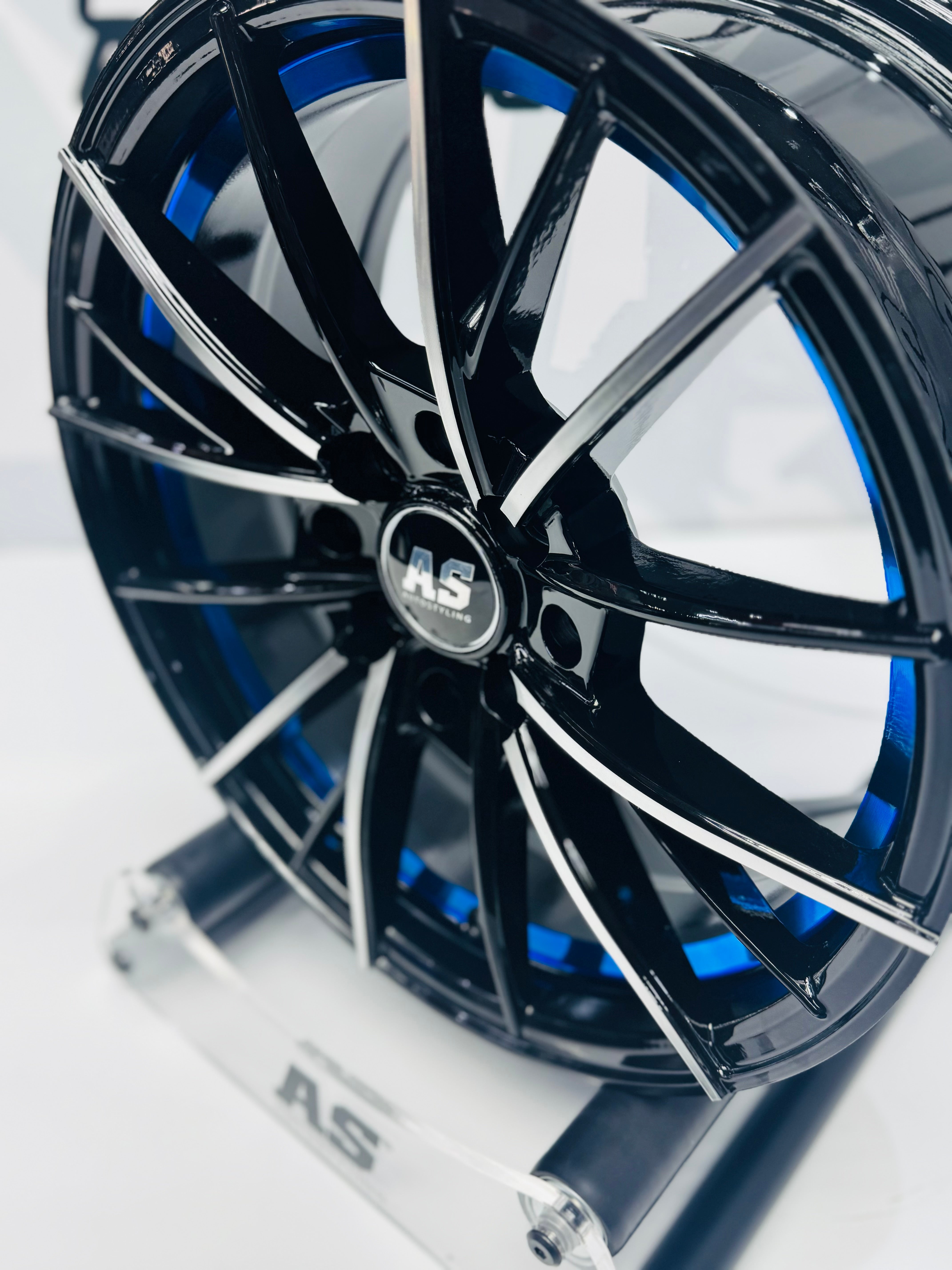 15” M8961 4x100 4x114  Machine black / blue - Autostyling Klerksdorp