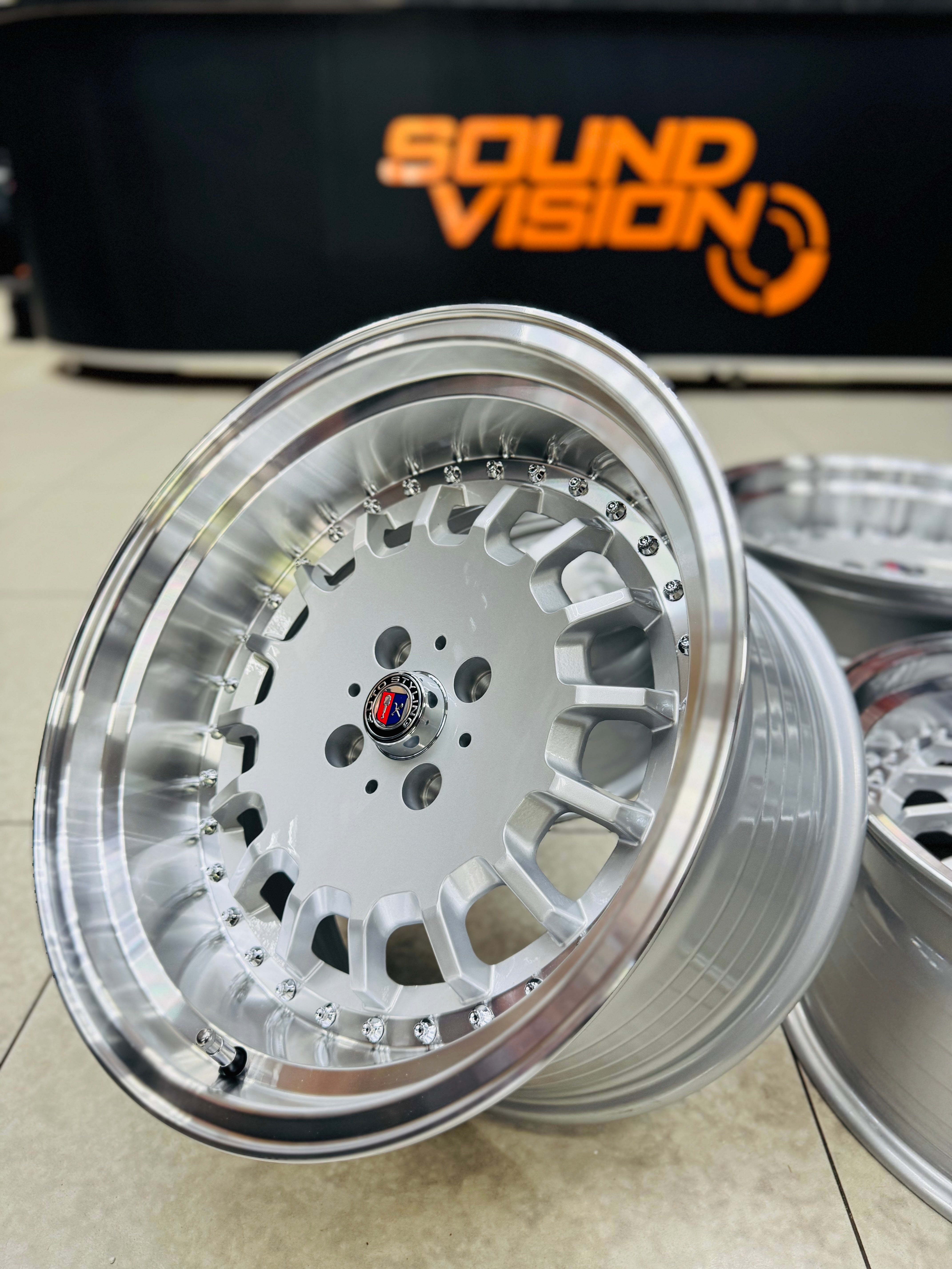 17” AS- E30 BOTTLE CAPS   8.5/10j 4/100  SILVER