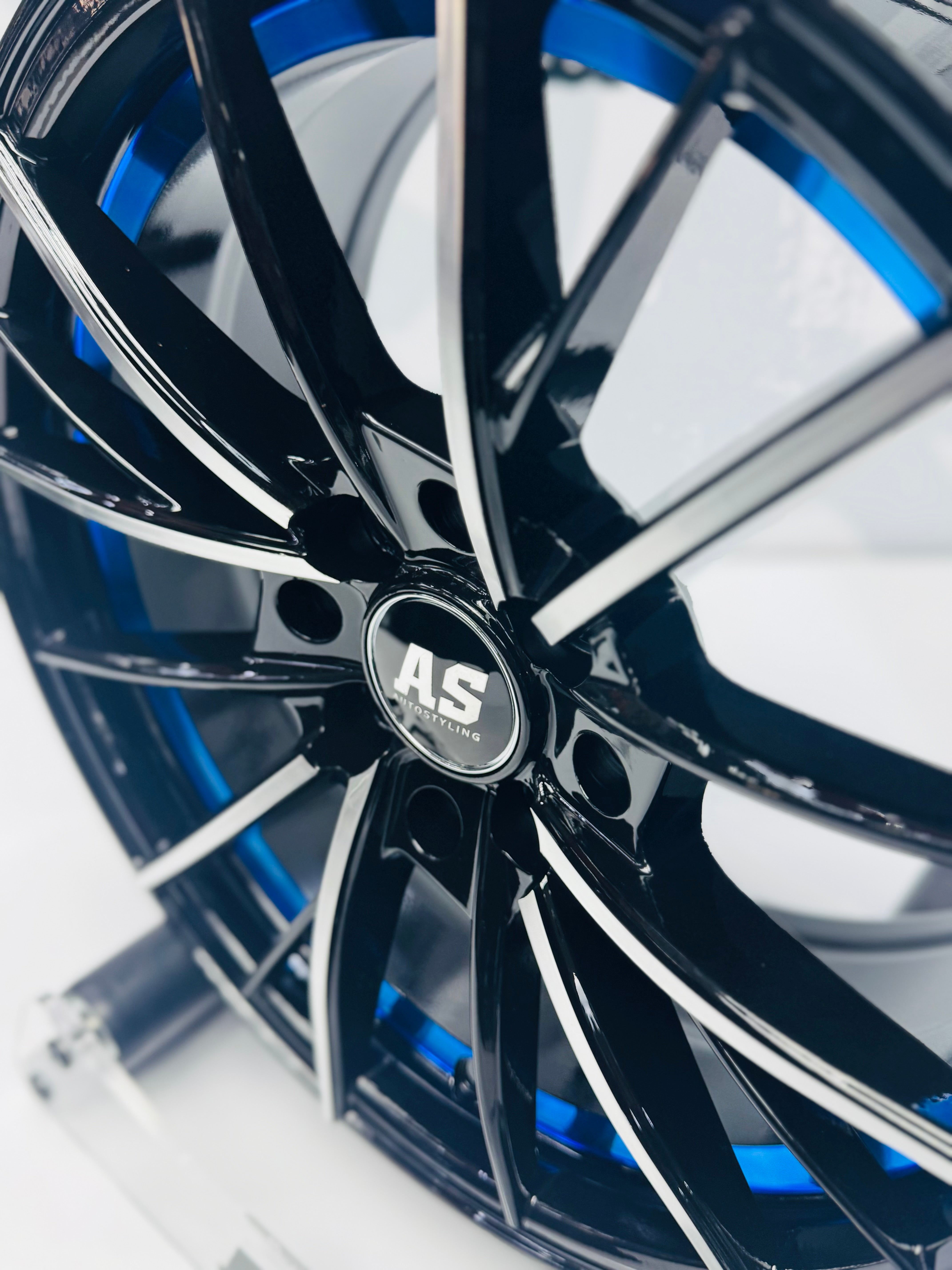 15” M8961 4x100 4x114  Machine black / blue - Autostyling Klerksdorp