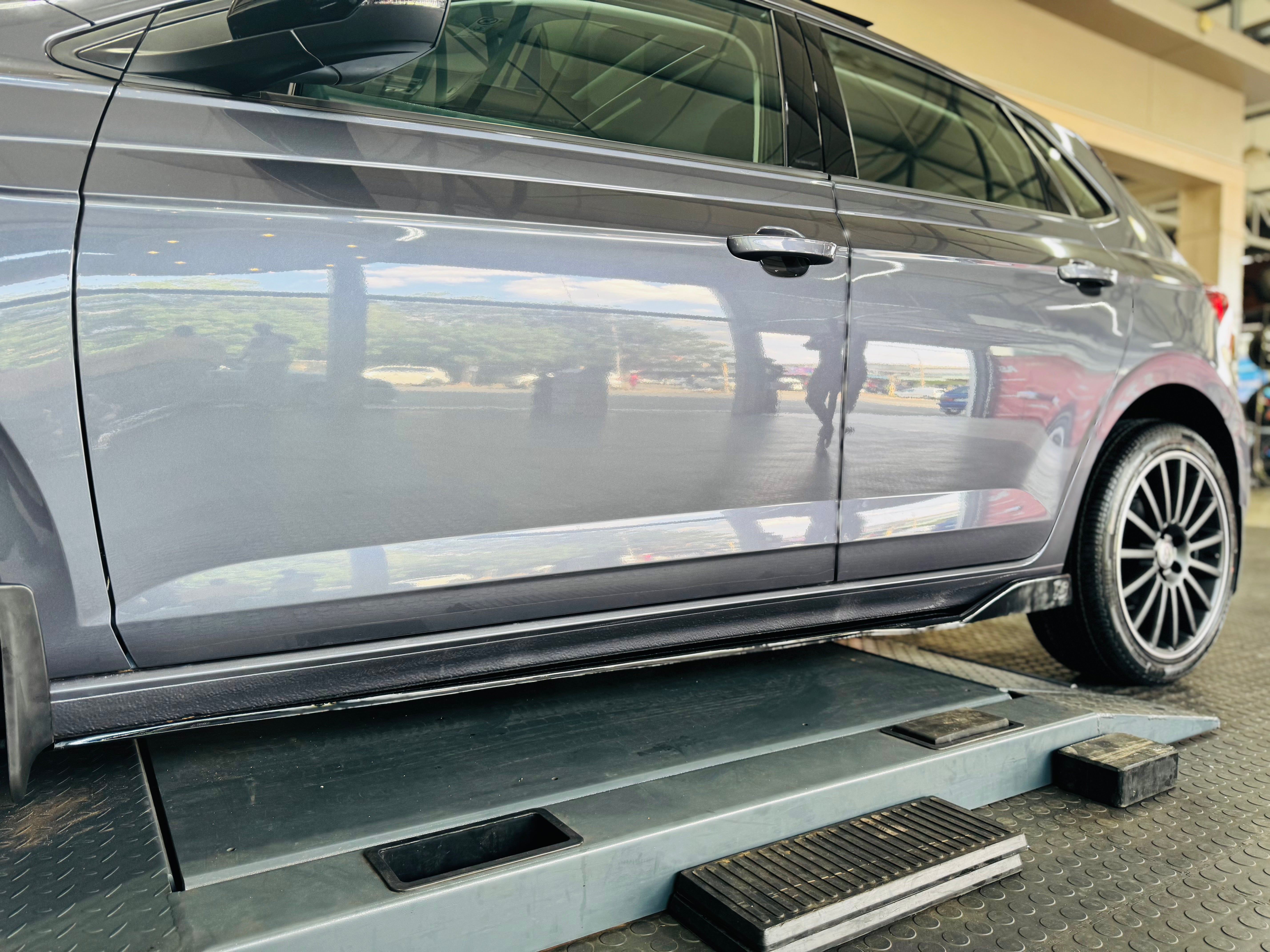 UNIVERSAL SIDE SKIRT GLOSS BLACK WITH WING TYPE A