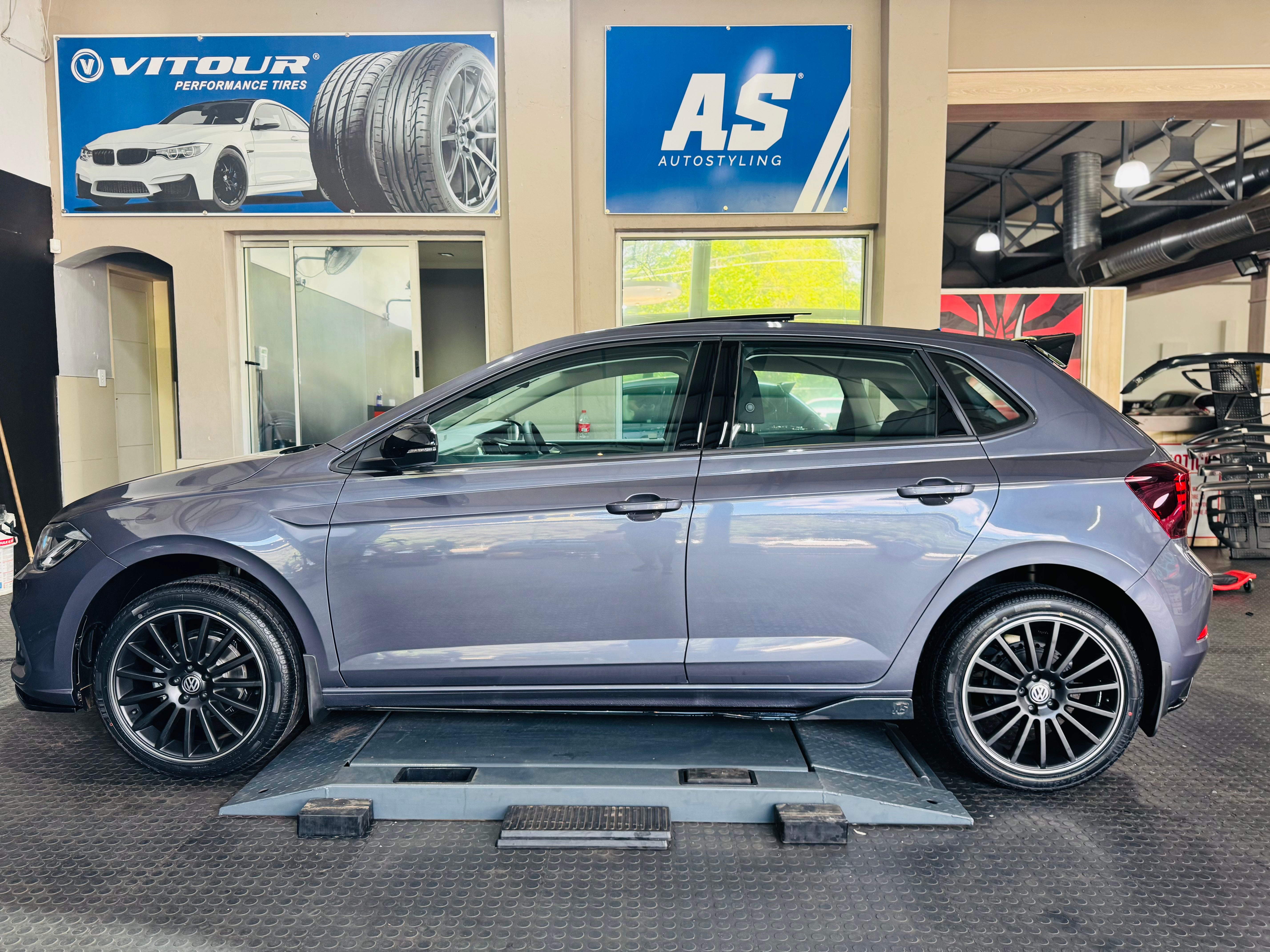 UNIVERSAL SIDE SKIRT GLOSS BLACK WITH WING TYPE A