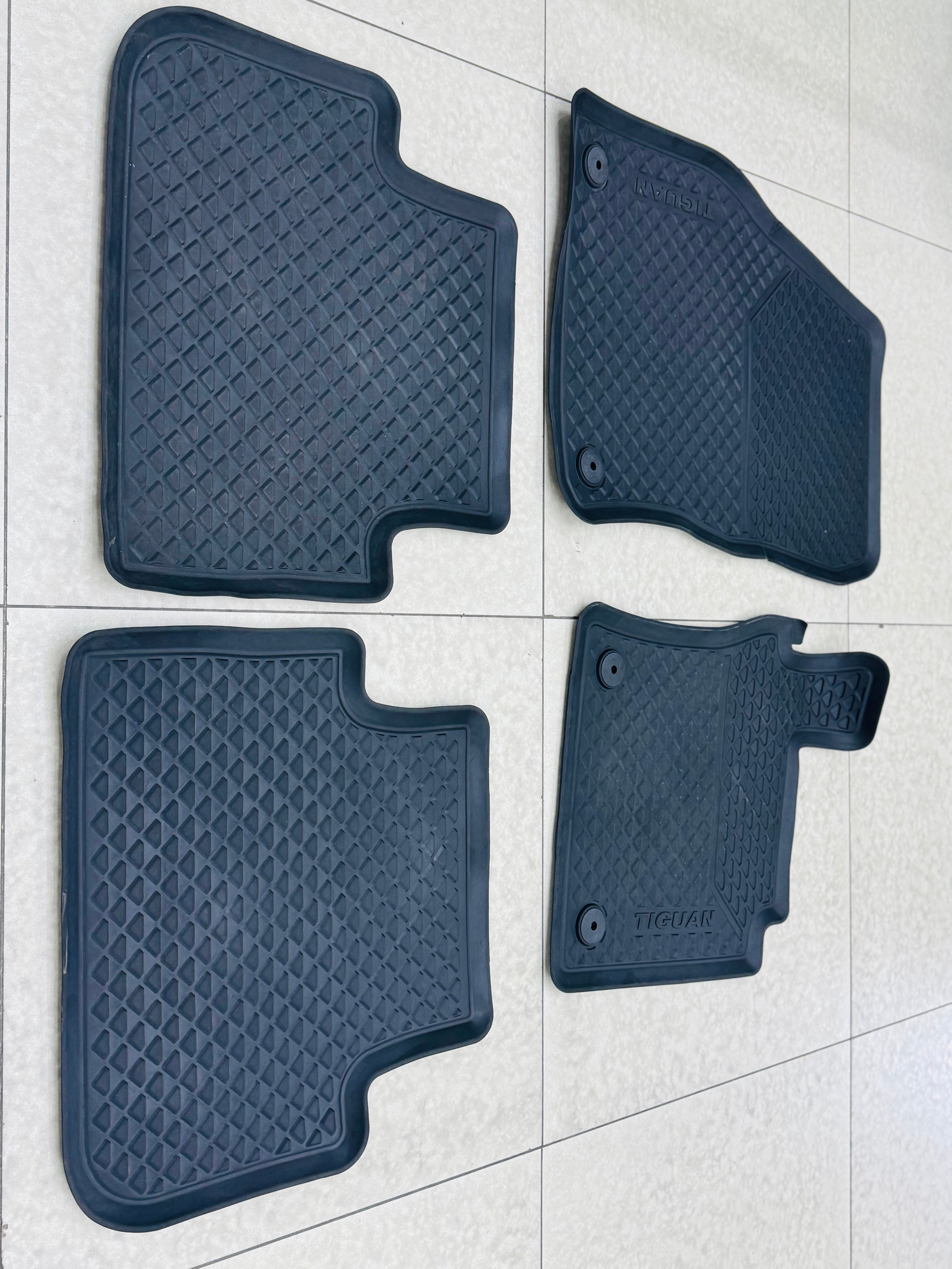 VW TIGUAN 2020+ OEM rubber mats ( PREOWNED )