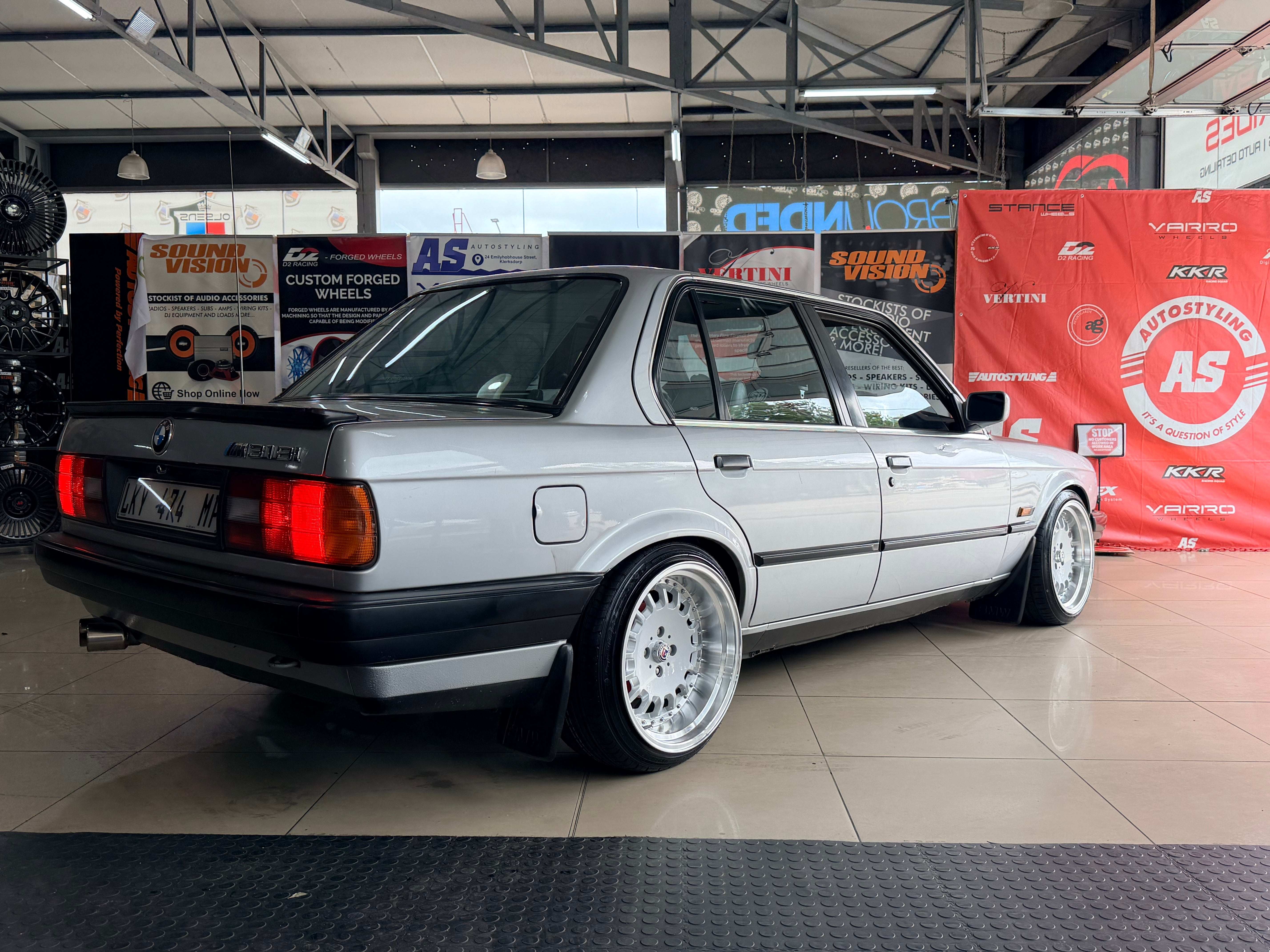 17” AS- E30 BOTTLE CAPS   8.5/10j 4/100  SILVER