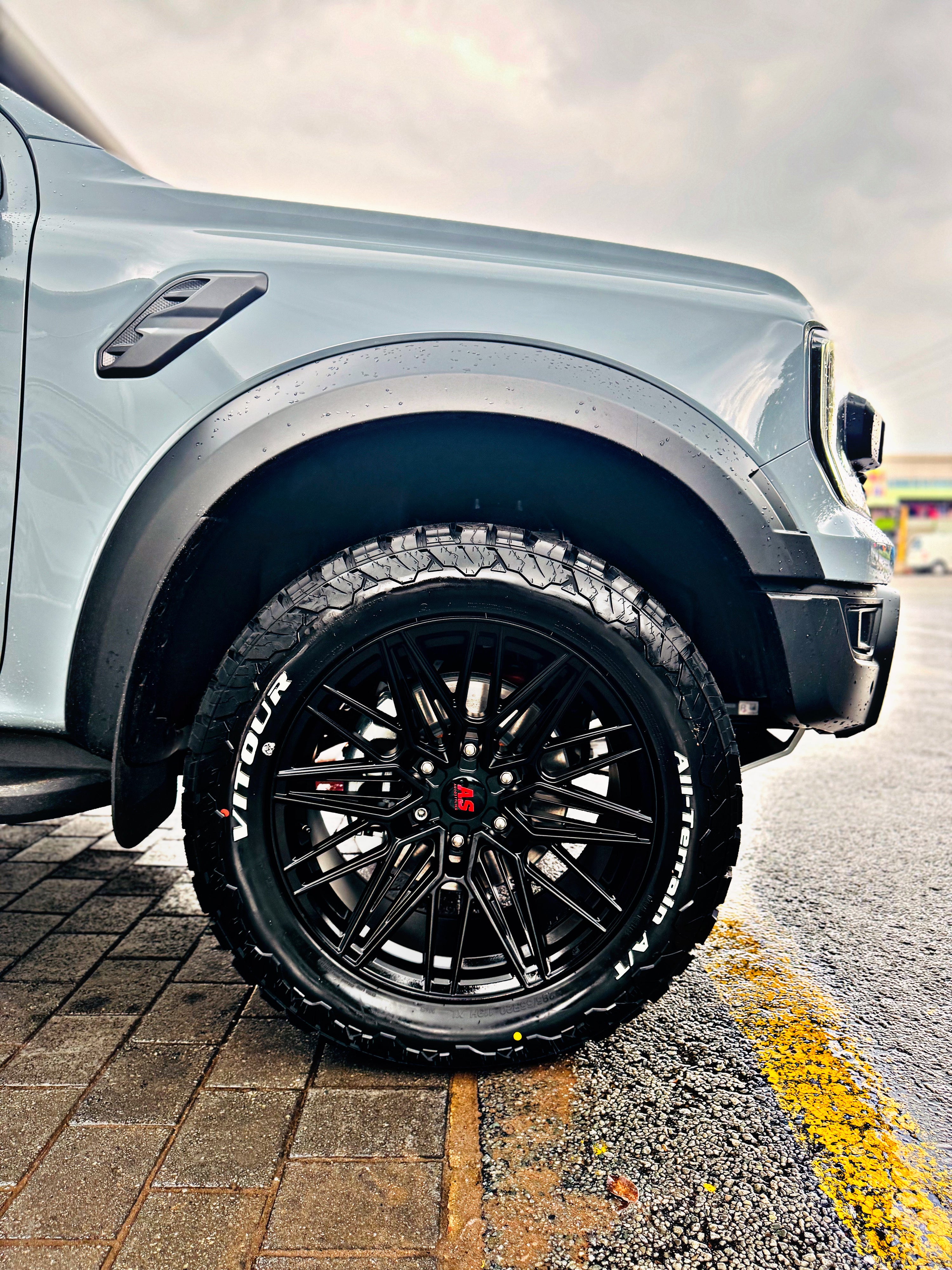 285/55/20 VITOUR ALL TERRAIN WHITE LETTERS