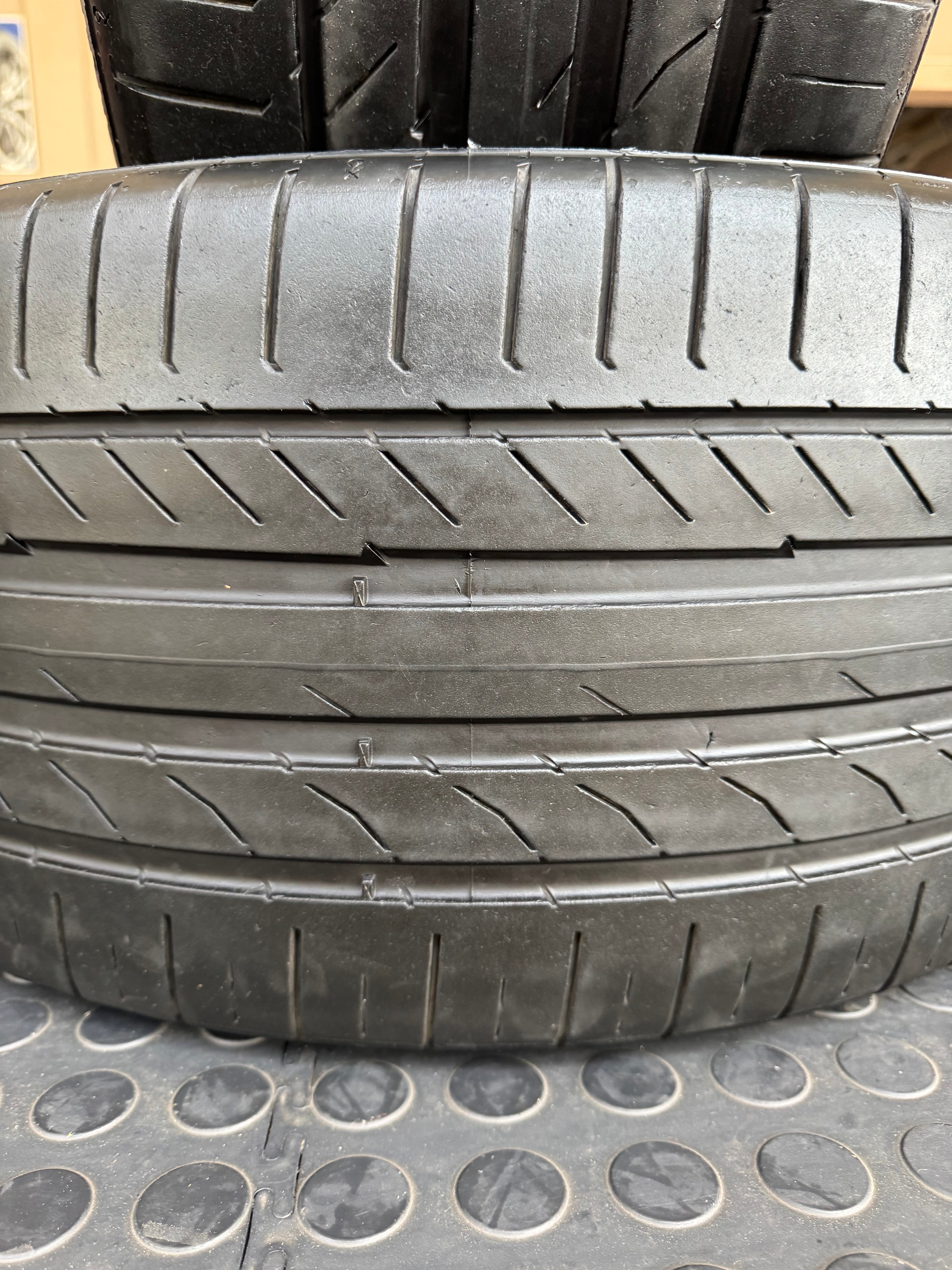 255/40/20 CONTINENTAL  SPORT CONTAC 5 TYRES  (USED) 50% TREAD sold in set of 2