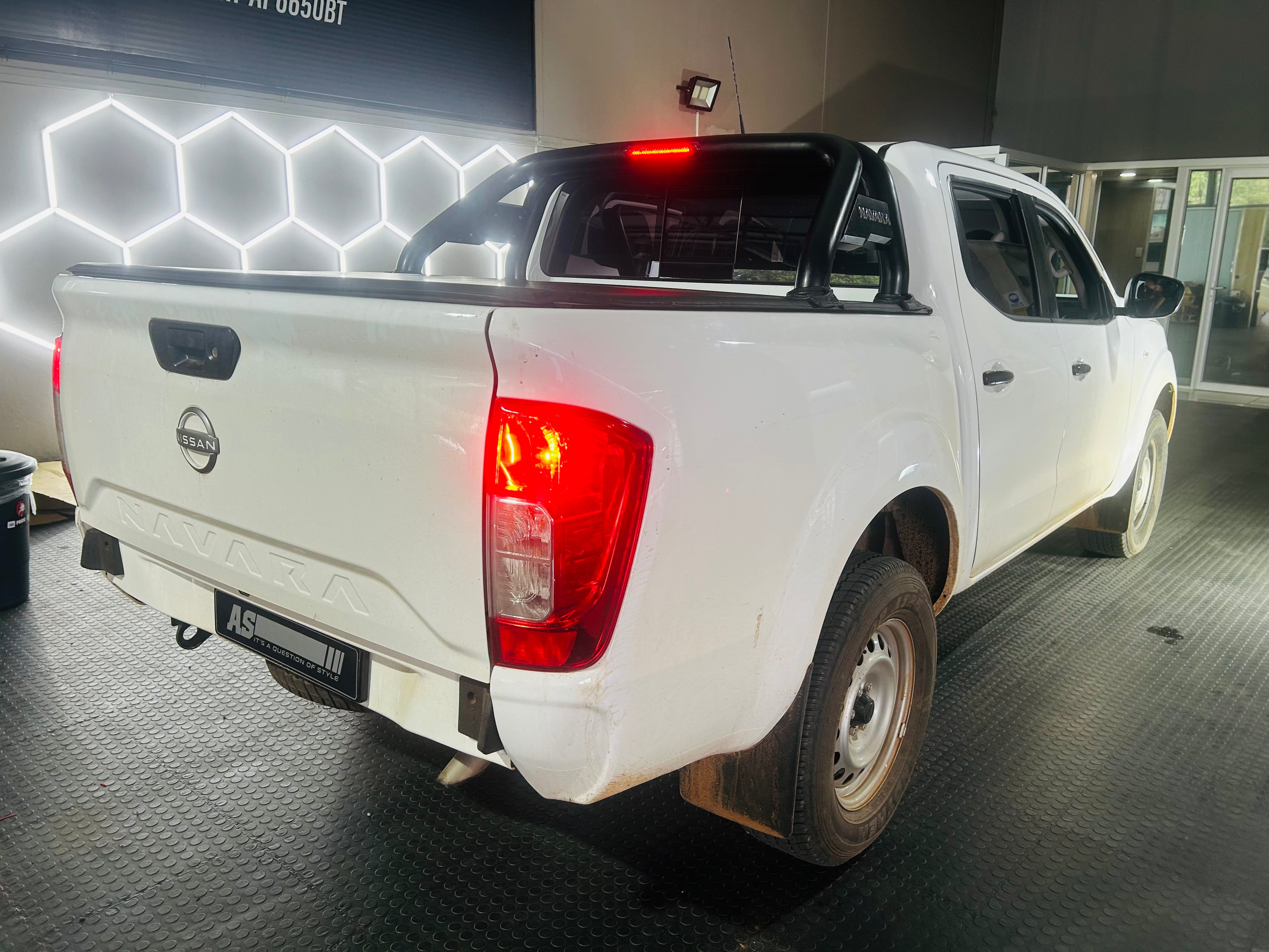 NISSAN NAVARA 2021+ OEM ROLL BAR & TONNEAU COVER PREOWNED