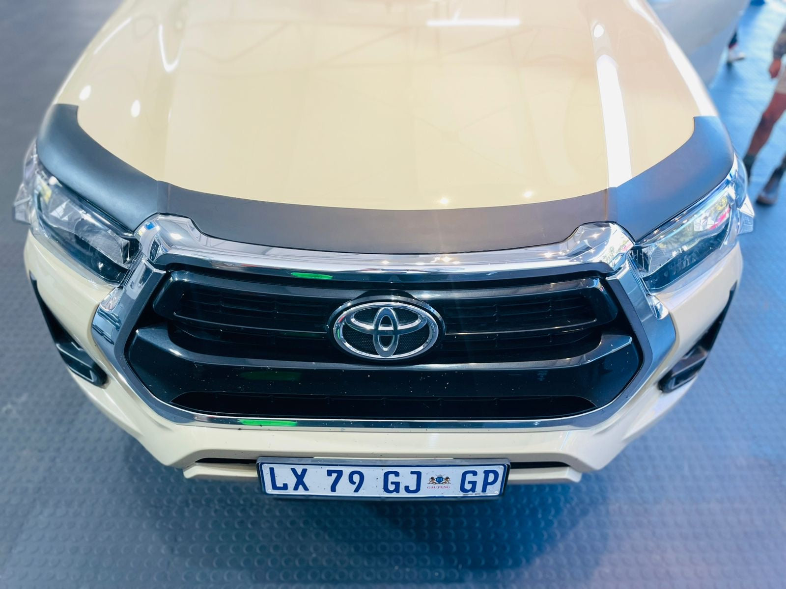 Bonnet guard HILUX 2021+ stick on Matt black