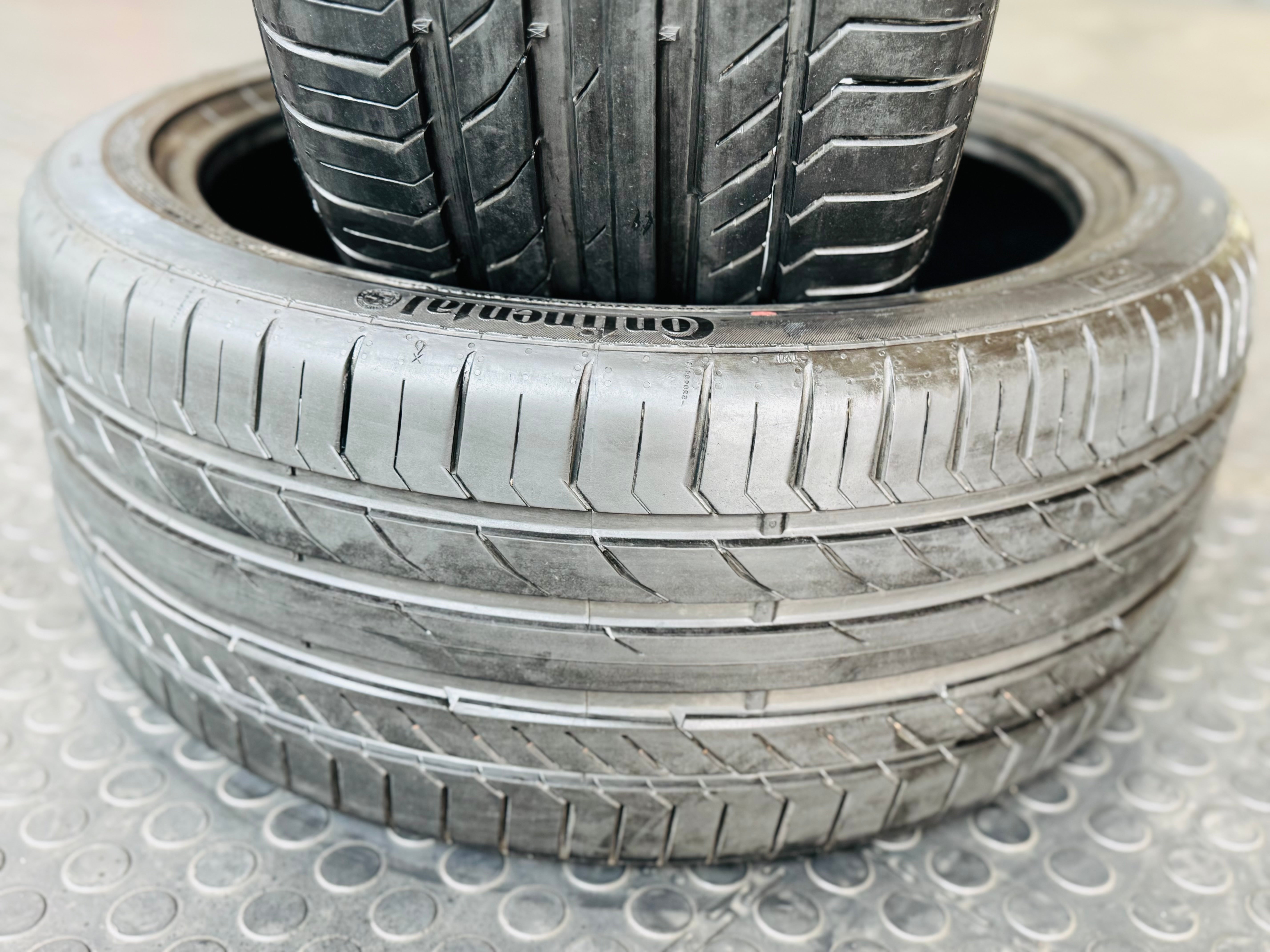 255/40/20 CONTINENTAL  SPORT with CONTI SEAL TECHNOLOGY CONTACT 5 TYRES  (USED) 90% TREAD sold in set of 2