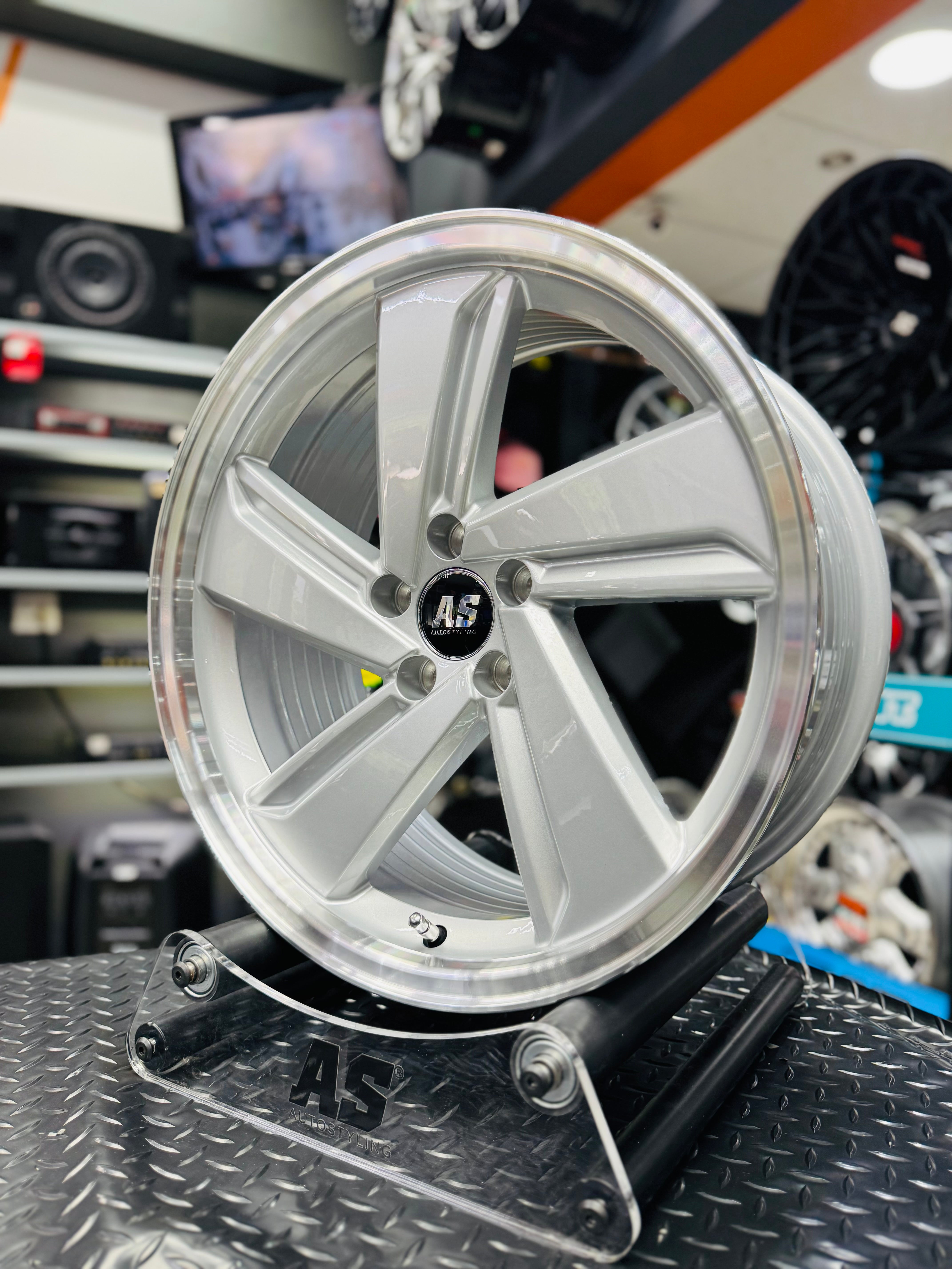 17” AS- MILTON DISHED 5/100 SILVER RIMS