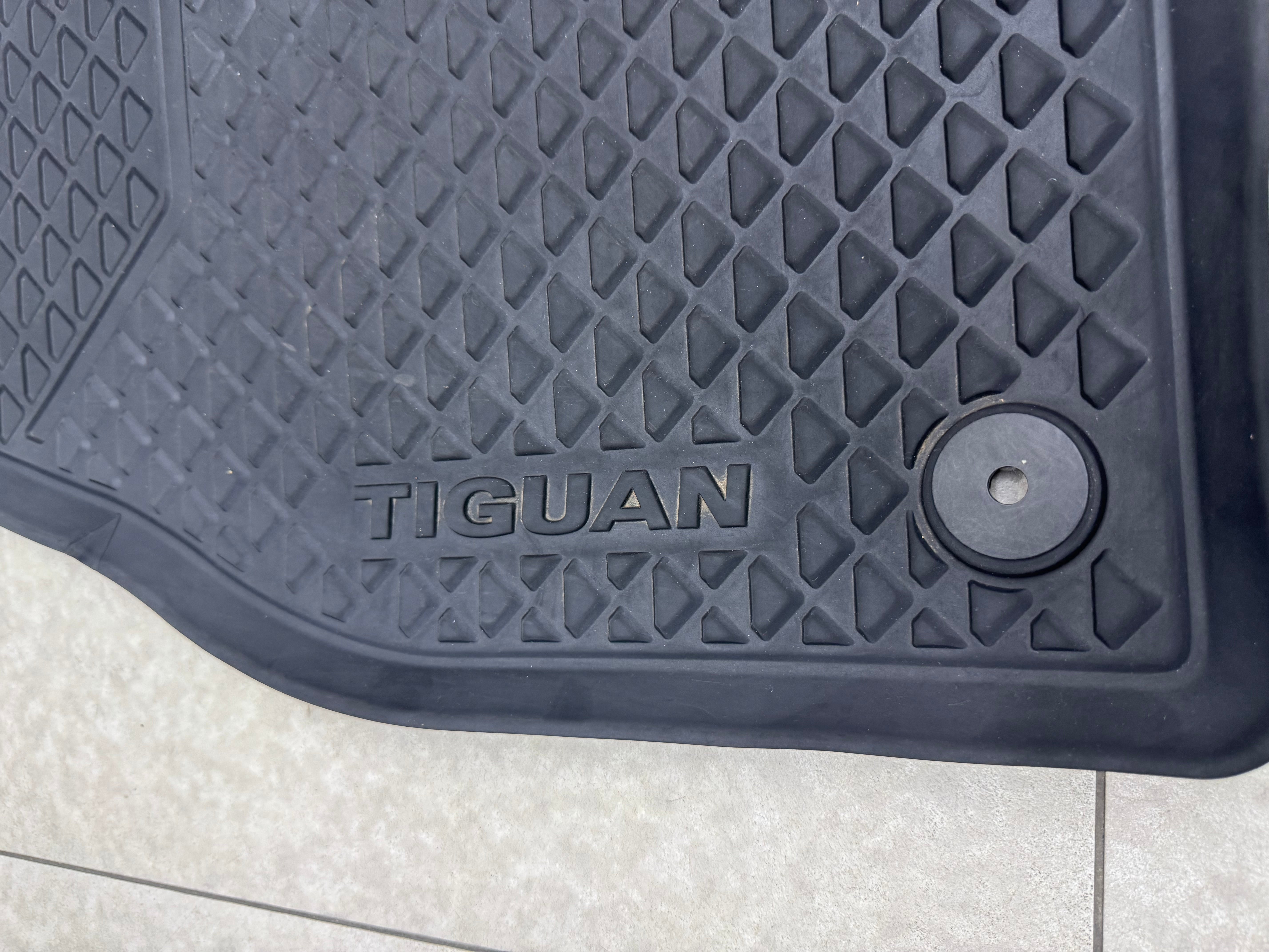 VW TIGUAN 2020+ OEM rubber mats ( PREOWNED )