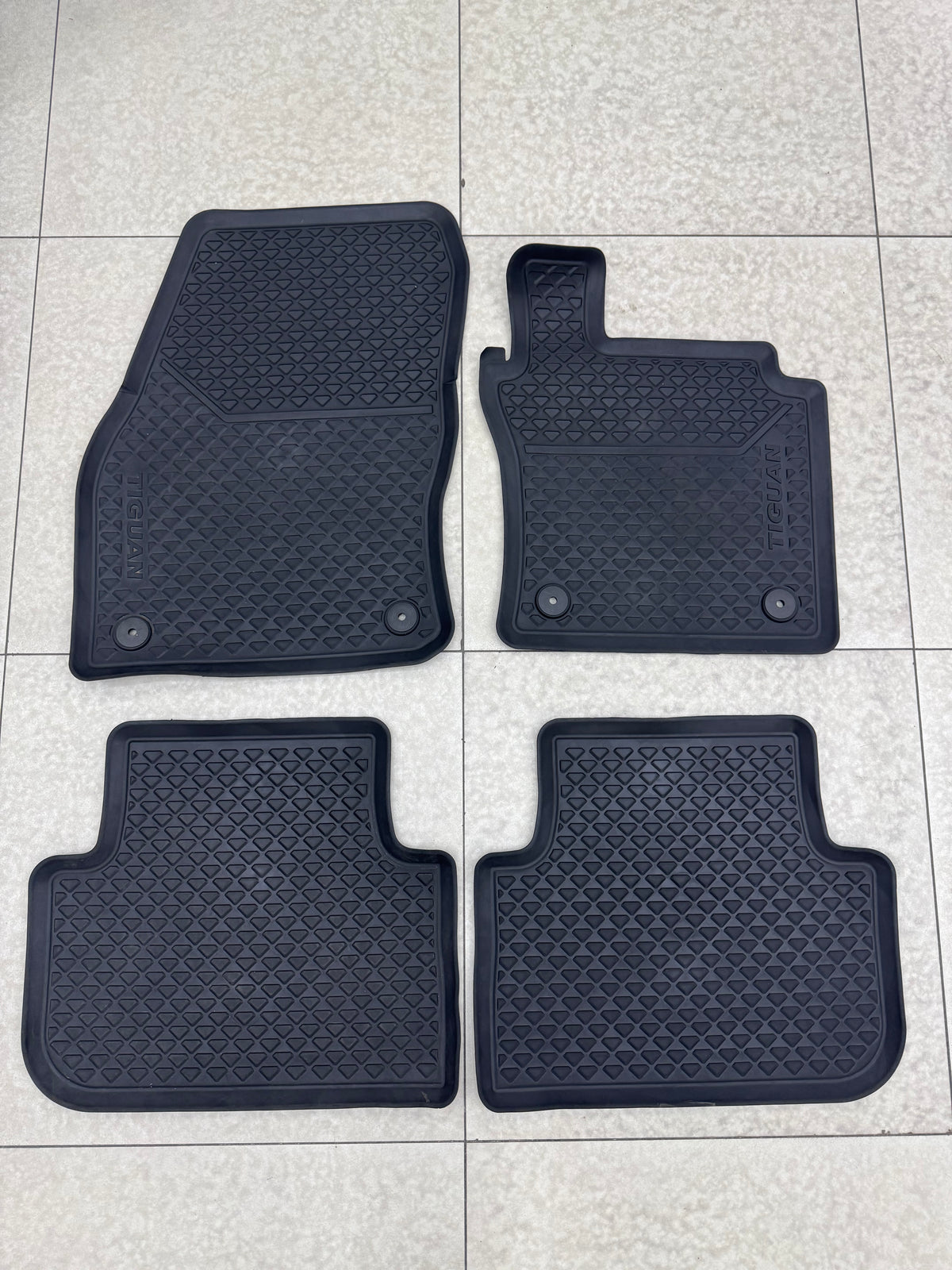 VW TIGUAN 2020+ OEM rubber mats ( PREOWNED )