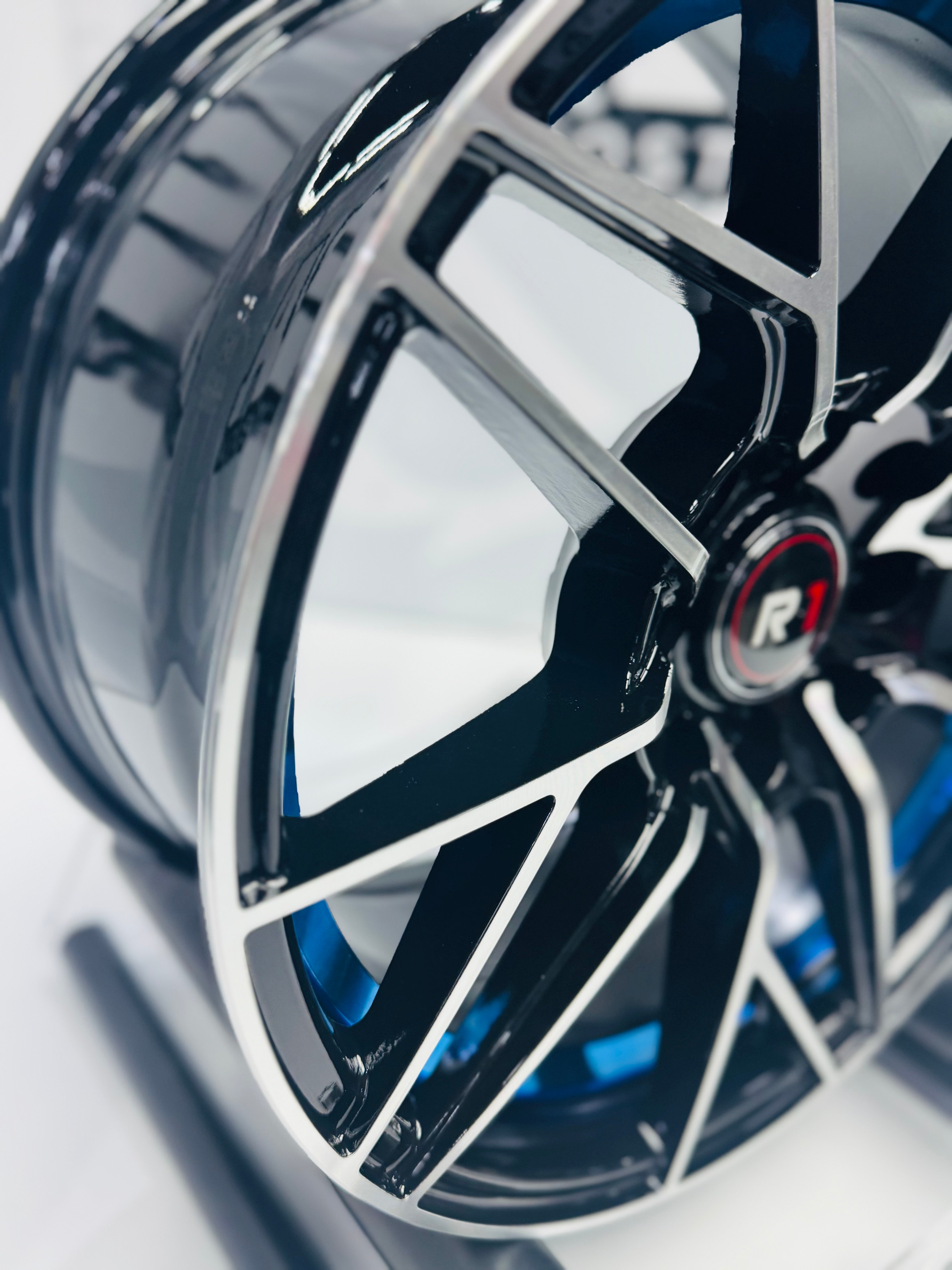 15” M8962 4x100 4x114  Machine black / blue - Autostyling Klerksdorp