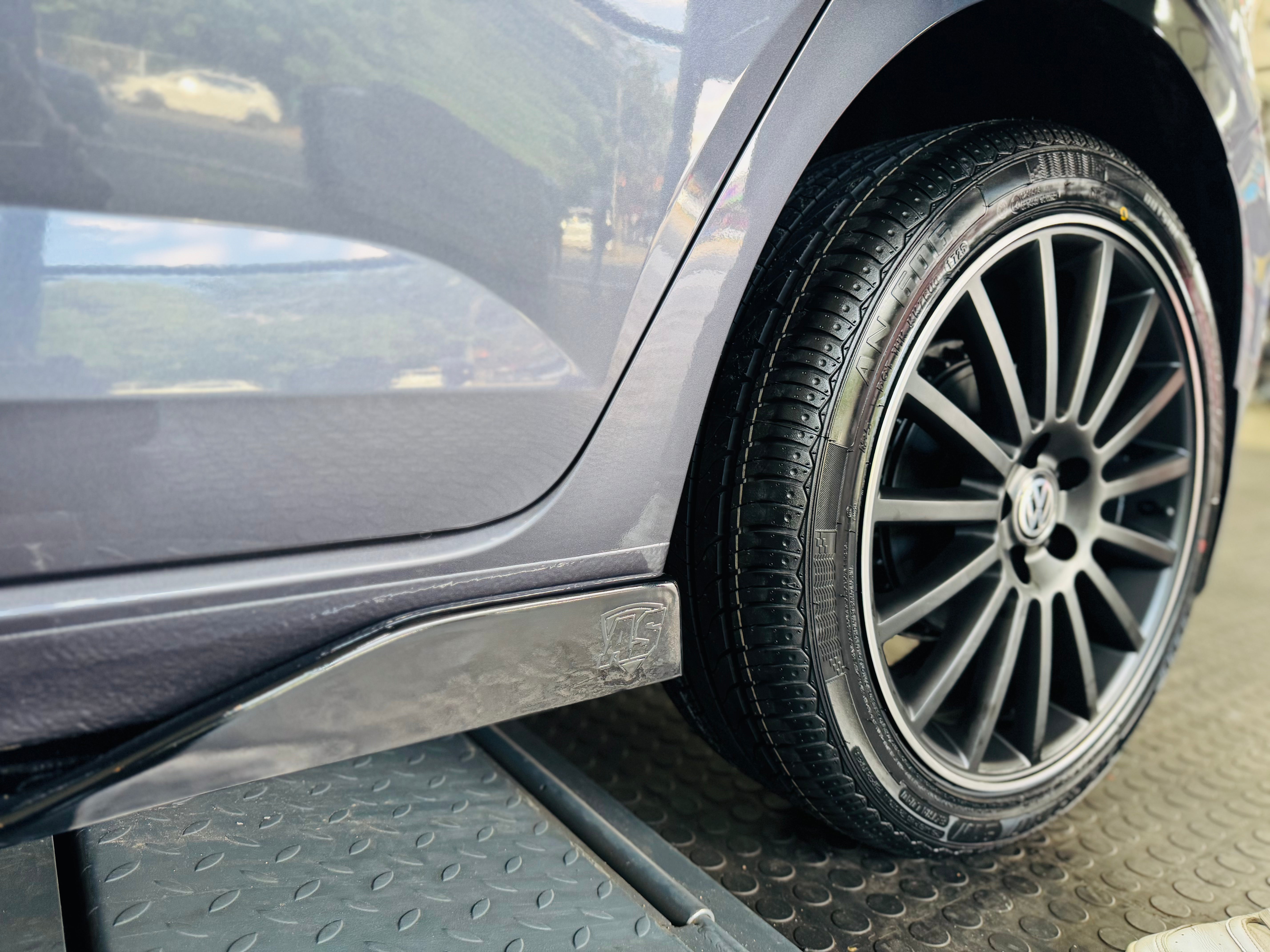 UNIVERSAL SIDE SKIRT GLOSS BLACK WITH WING TYPE A