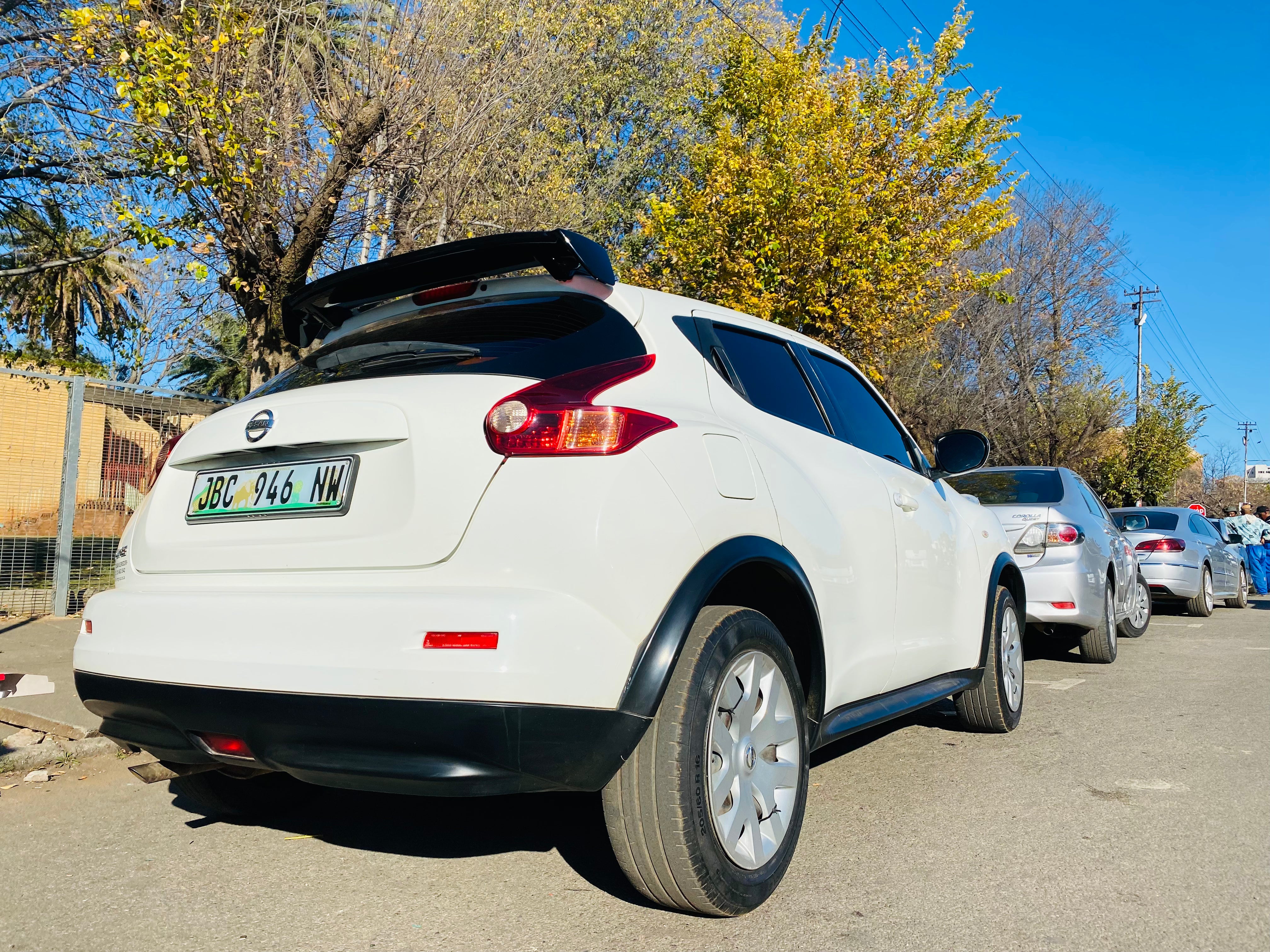 Universal hatch back roof spoiler
