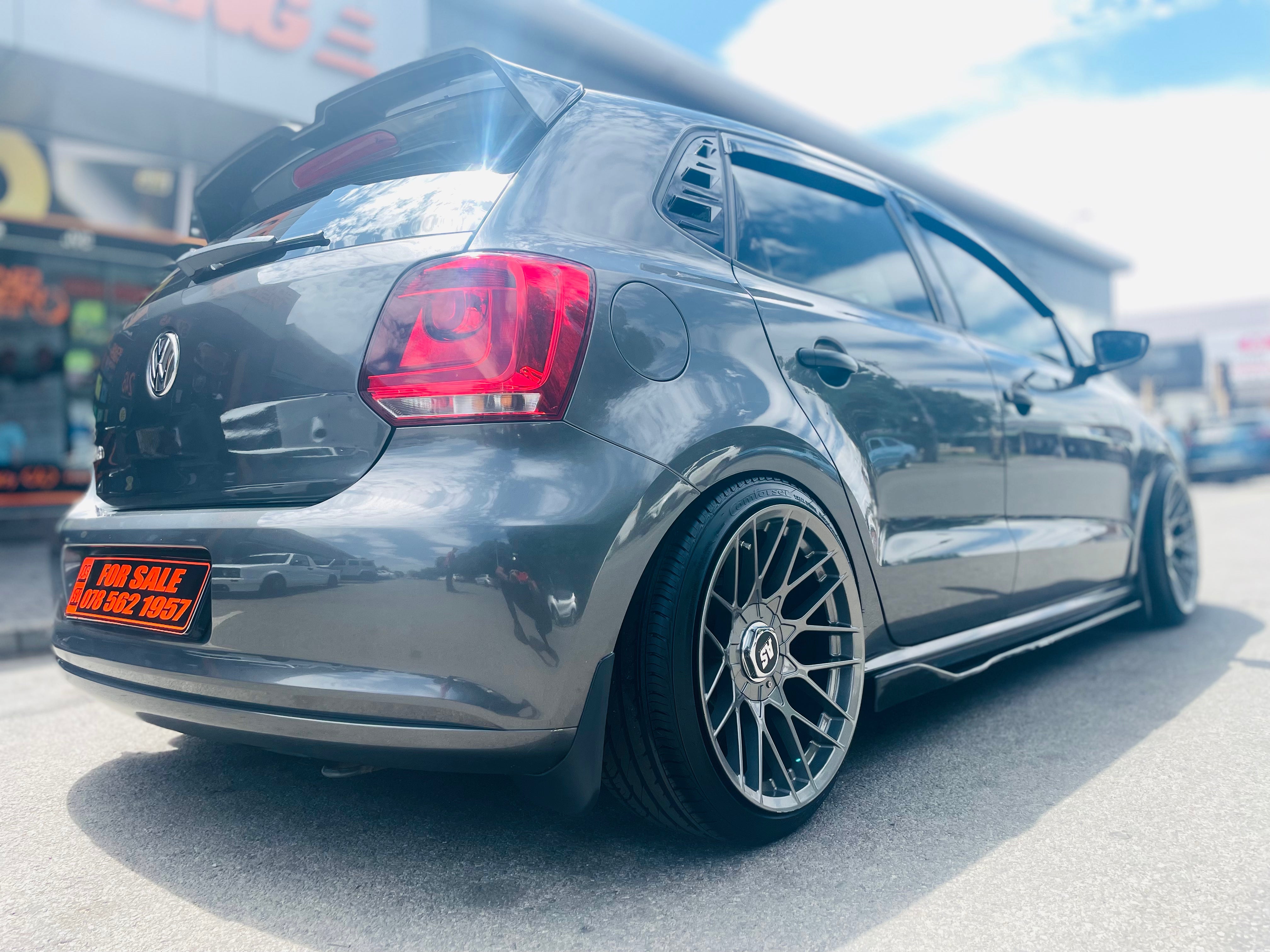 UNIVERSAL SIDE SKIRT GLOSS BLACK WITH WING TYPE A