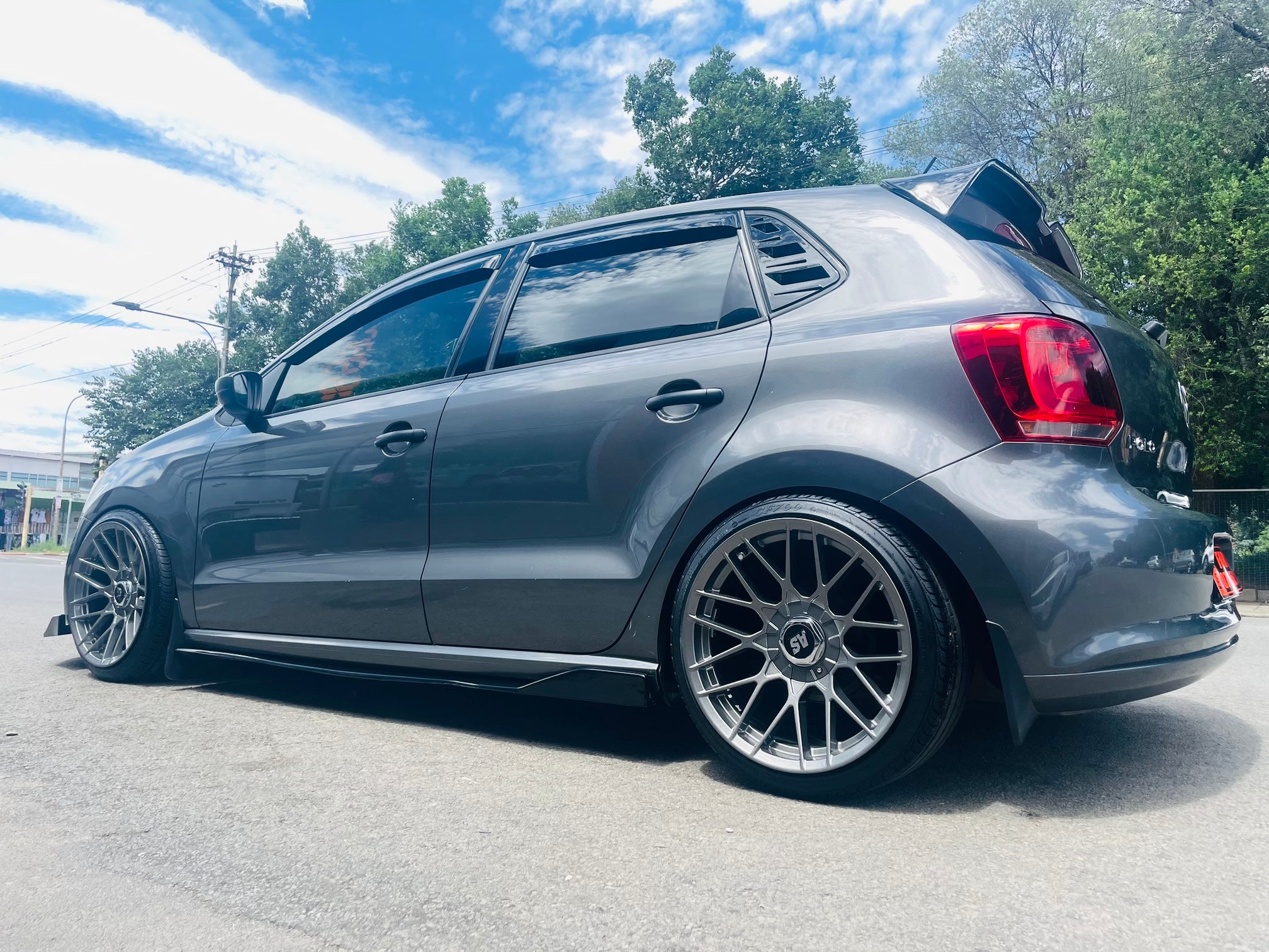 UNIVERSAL SIDE SKIRT GLOSS BLACK WITH WING TYPE A