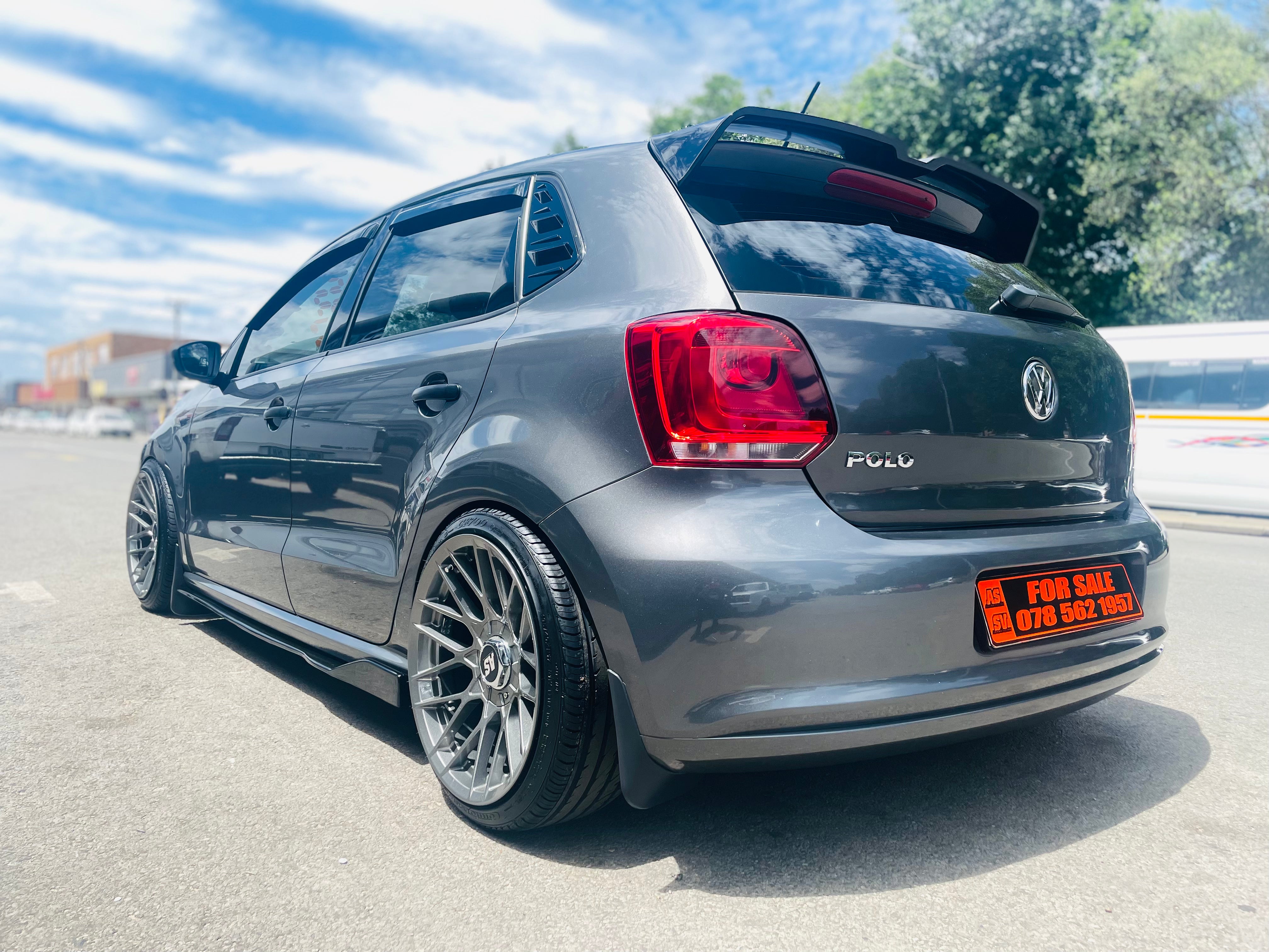 UNIVERSAL SIDE SKIRT GLOSS BLACK WITH WING TYPE A