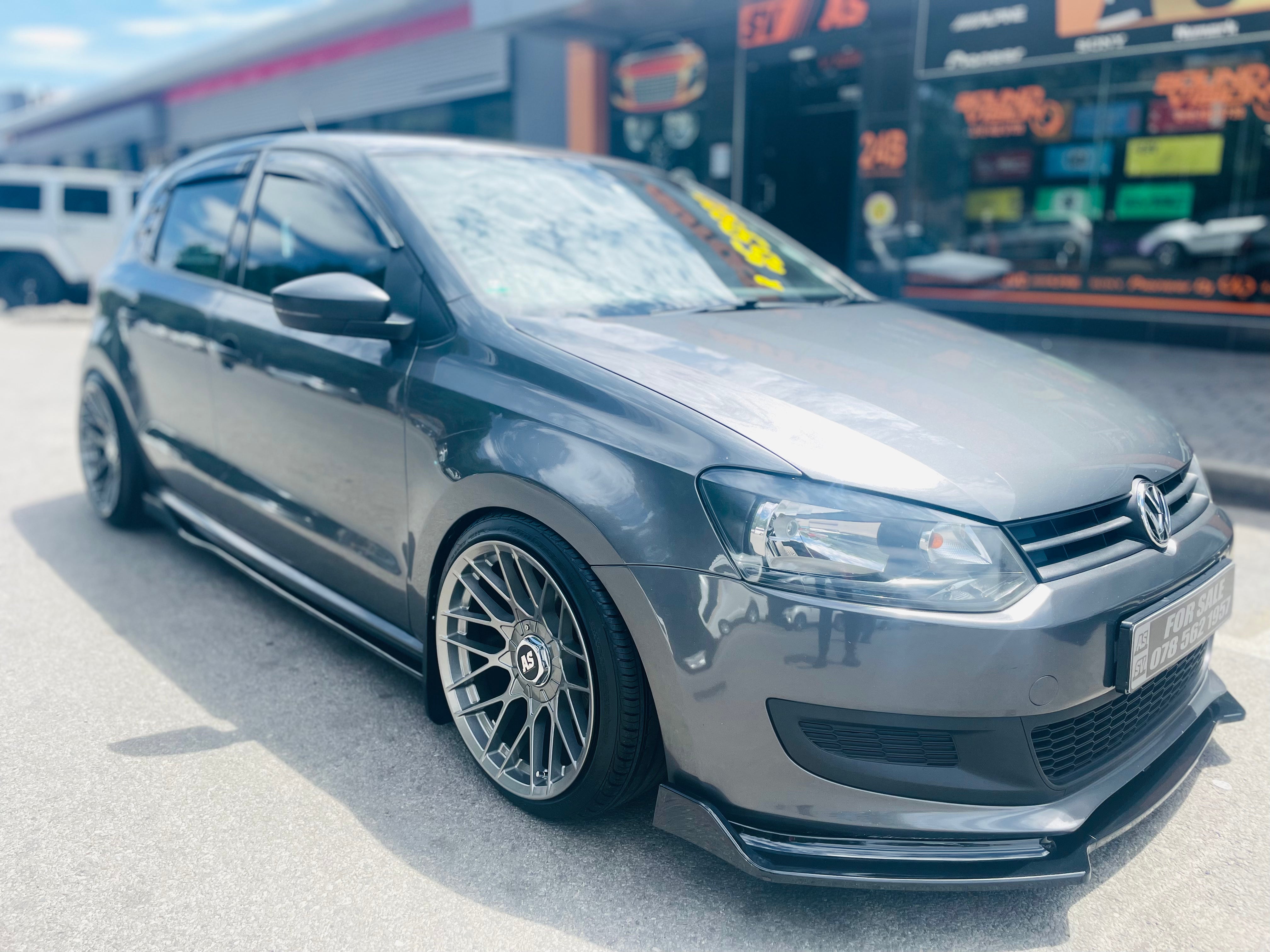UNIVERSAL SIDE SKIRT GLOSS BLACK WITH WING TYPE A